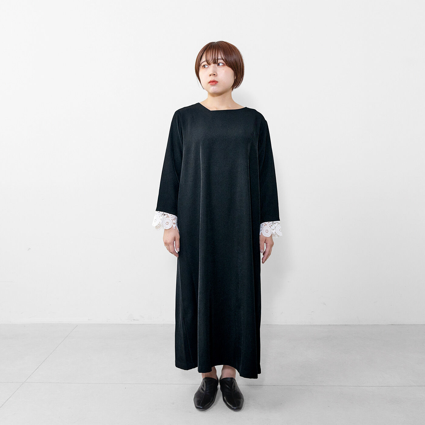 el:ment|el:ment　袖口のアンティーク調レースが揺れる　洗練ブラックロングワンピース|身長155cm、Mサイズ着用