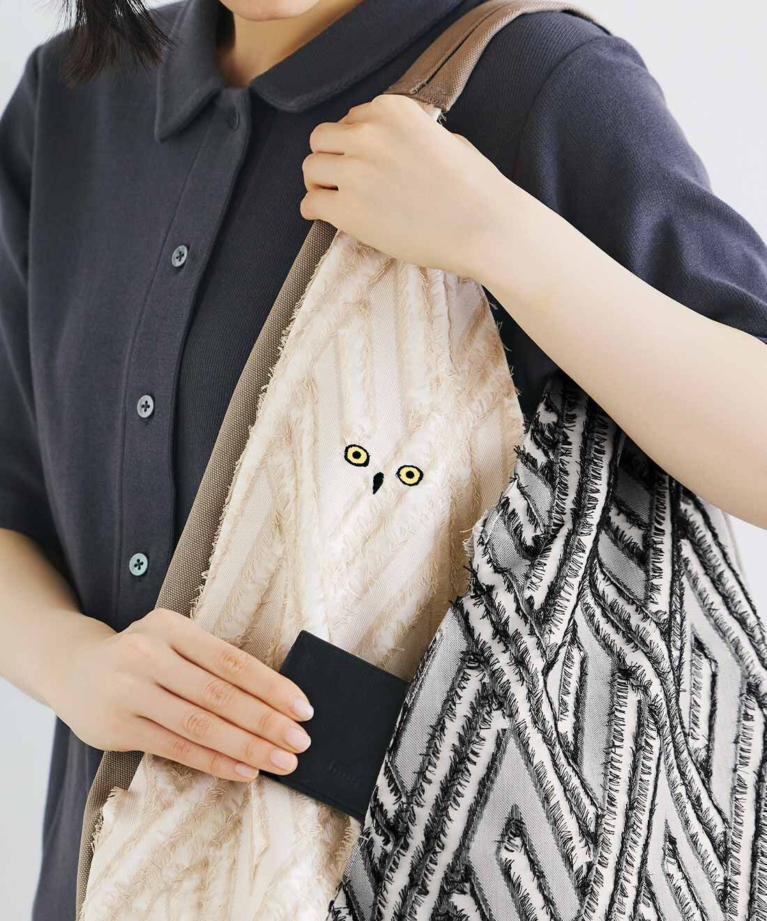 el:ment|旭山動物園・ボルネオの森応援商品 el：ment ふわりと丸いシロフクロウ 播州織カットジャカードの風合いを愉しむ あずまバッグ〈白黒斑紋〉|生地の重なり部分にはハンカチなどを取り出しやすいポケットつき。