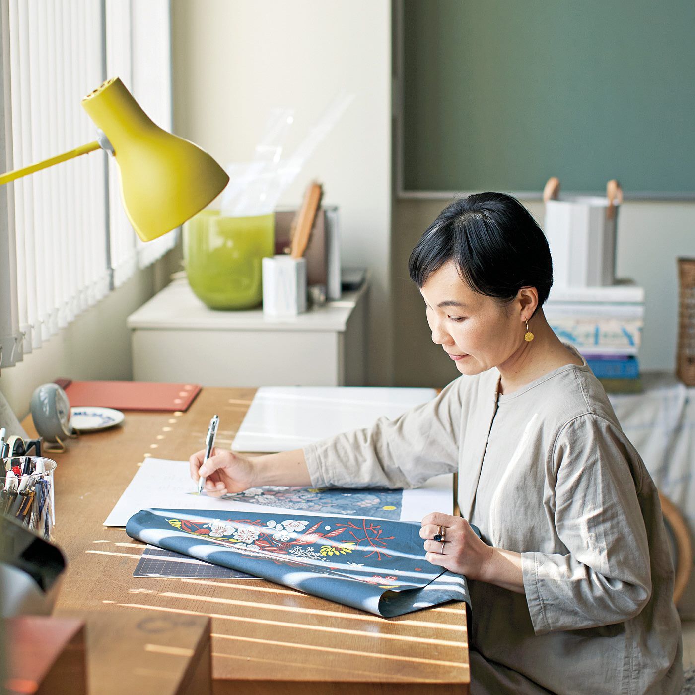 el:ment［エルメント］|el:ment×山本祐布子　お花のブーケが舞い落ちる 熟練の傘職人さんが作る晴雨兼用傘〈ストーンネイビー〉|山本 祐布子さんのアトリエ。