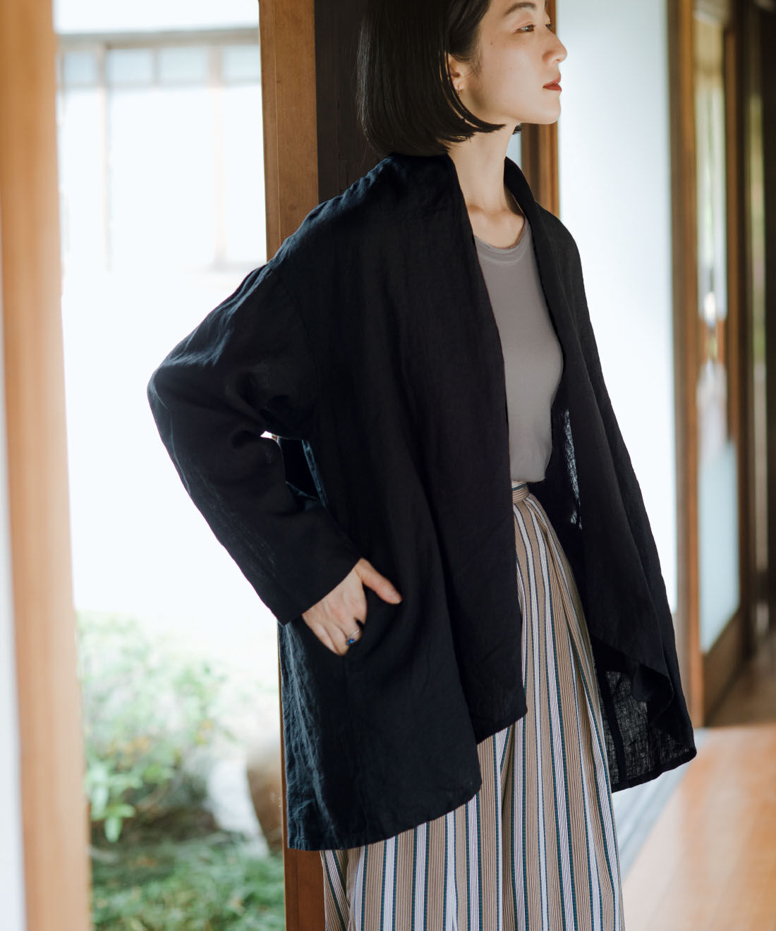 el:ment|el:ment　meets linen　風合い育てるとっておきのリネン100％ガウンジャケット〈スミ〉|Aラインに広がりはおるだけでこなれ感が生まれるシルエット。
