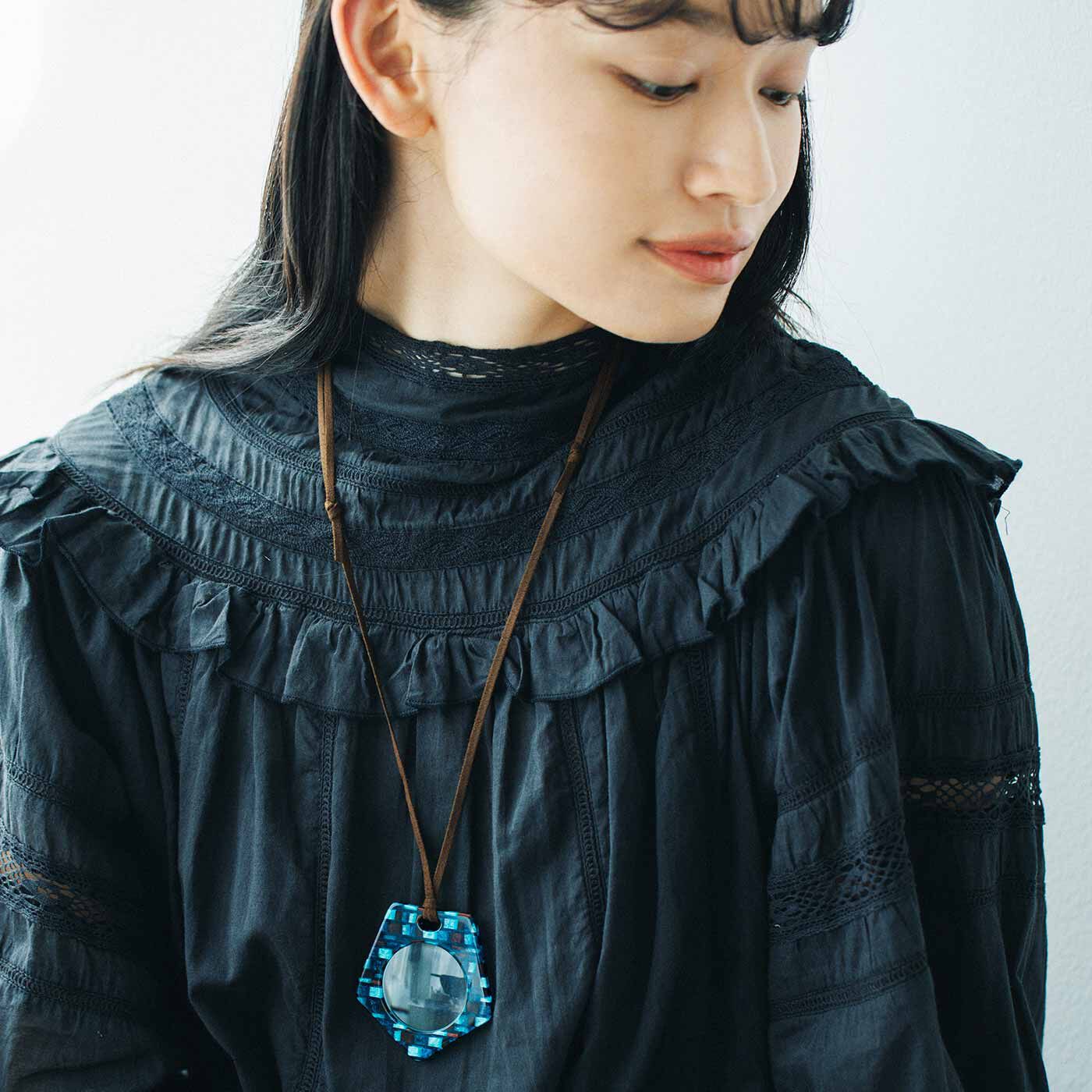 el:ment|el：ment×KISSO 福井・鯖江の眼鏡技術生まれ 装いに華やぎをそえる本格ルーペネックレス〈モザイクブルー〉