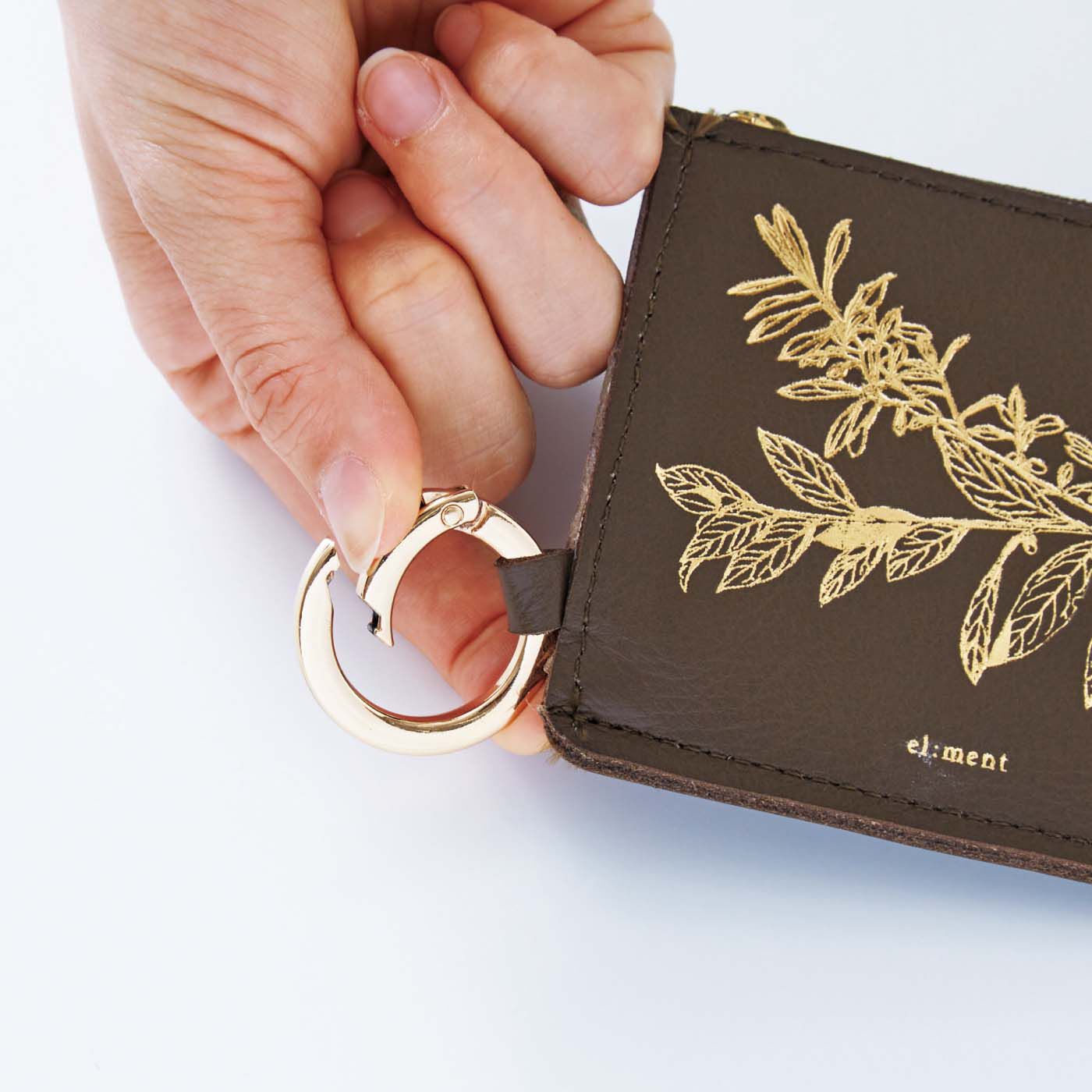el:ment［エルメント］|el:ment　味わい育てるしなやか姫路レザー キーチェーン付きＬ字ミニ財布の会|ミニ財布は角カラビナリング付きで、バッグの持ち手などに取り付けられます。