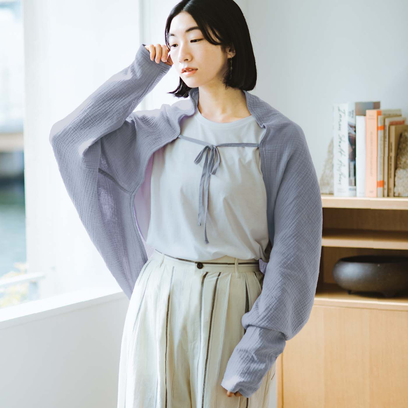 el:ment|【6月分以降お届け】el:ment　コットン100％ダブルガーゼ ずれ落ちにくいひも付き軽やかボレロカーディガン〈ＵＶ対策〉の会|ひもを結べば、ずれ落ちにくく、アクセントに。