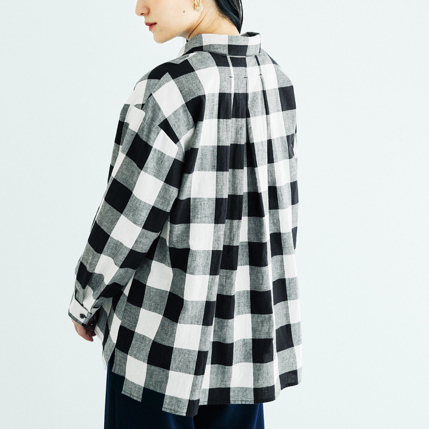 el:ment|el：ment　播州織の風合いを愉（たの）しむ　ギンガムチェックのバックタック入りAライン羽織（はお）りシャツ|こっそり入った背中のタックで後ろ姿もぬかりなく。
