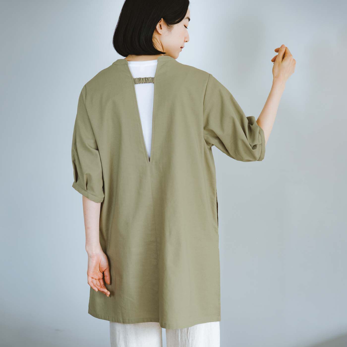 el:ment［エルメント］|el:ment　伝統をまとう ピンタック入りですっきり見え 綿麻混モダン割烹着チュニックの会|背中は深めのV字デザイン。