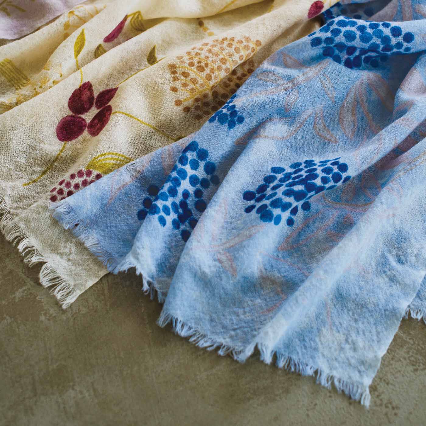 el:ment［エルメント］|el:ment&times;山本祐布子　あたためハーブ柄をまとう 軽くてふんわり 肌当たりやさしい ウール100％ロングストールの会|薄くて軽いウール100％の生地。色の濃淡や筆のタッチなど、水彩による原画の豊かな表情を、できるだけ忠実に再現しました。