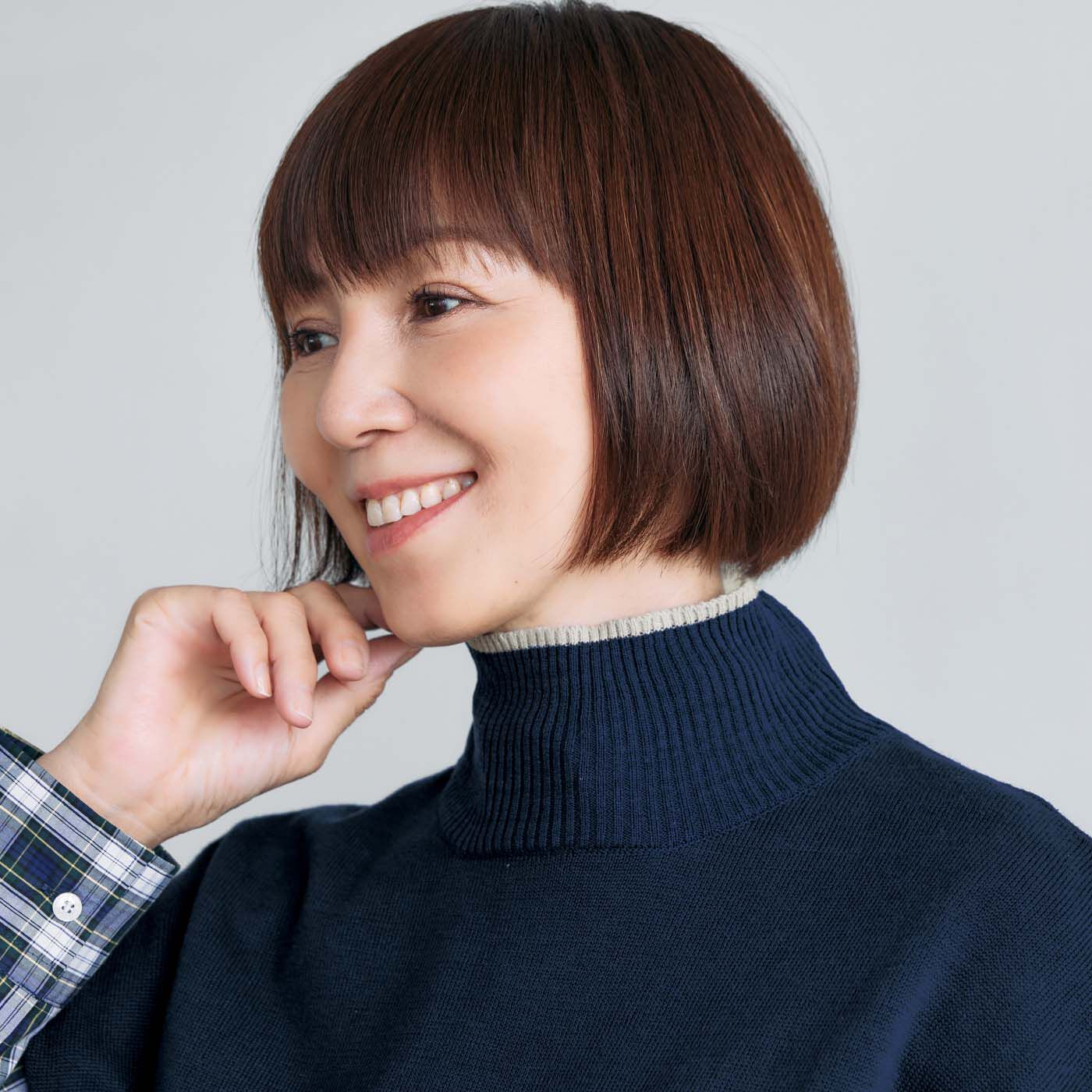 el:ment|大人の女史会×el:ment　首もとシルクたっぷり 好印象カラーのハイネックニットベストの会|冷えやすい首もとをしっかりとあたためてくれる、長めのハイネックで顔まわりもすっきり。