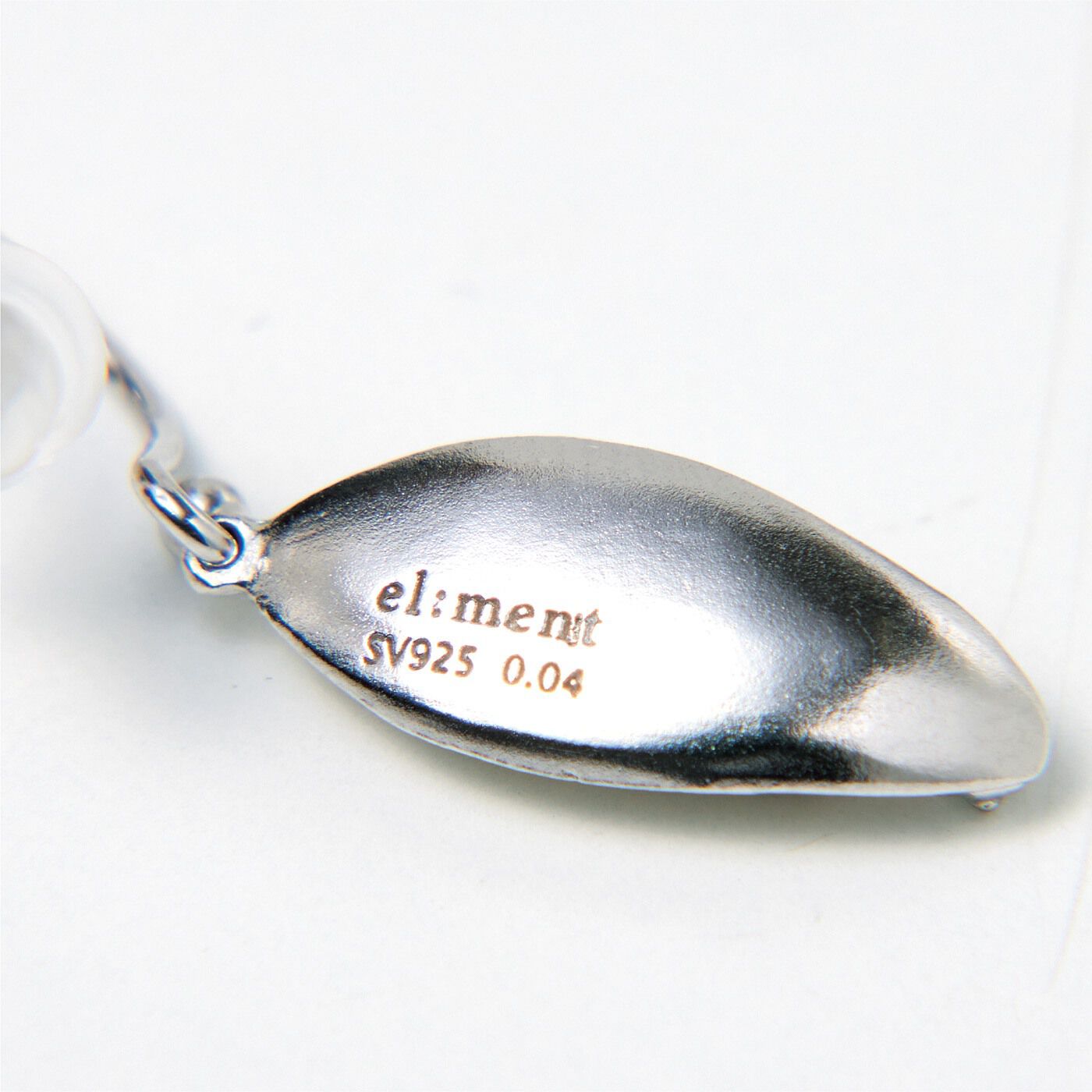 el:ment|el:ment　ジュエリー職人の手仕事　５粒のダイヤモンドが煌（きら）めく　しあわせ運ぶすずらんのシルバー９２５イヤアクセ|裏にはel:ment、SV925、0.04ctダイヤモンドを証明する刻印入り。