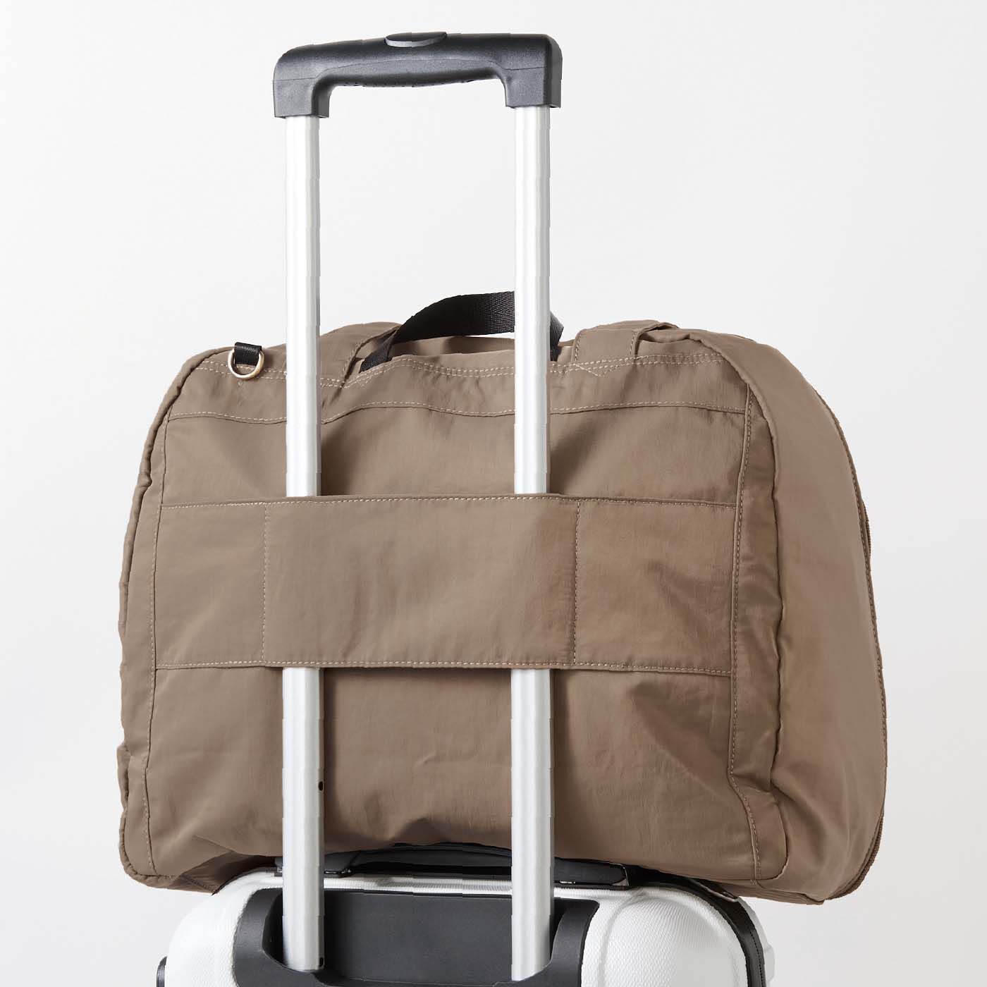 el:ment|el:ment　旅先でも整とんできる やわらかキャリーオントラベルボストン|裏側にはキャリーバッグなどの持ち手に固定できるスリーブ付き。