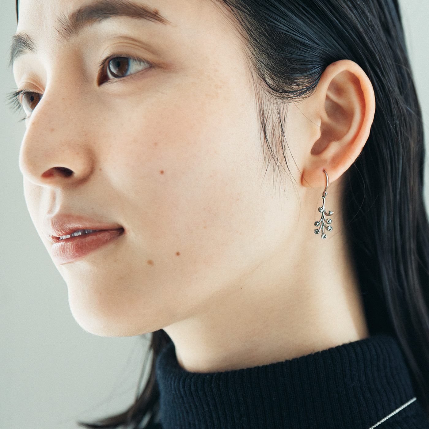 el:ment|el:ment　ジュエリー職人の手仕事　５粒のダイヤモンドが煌（きら）めく　しあわせ運ぶすずらんのシルバー９２５イヤアクセ