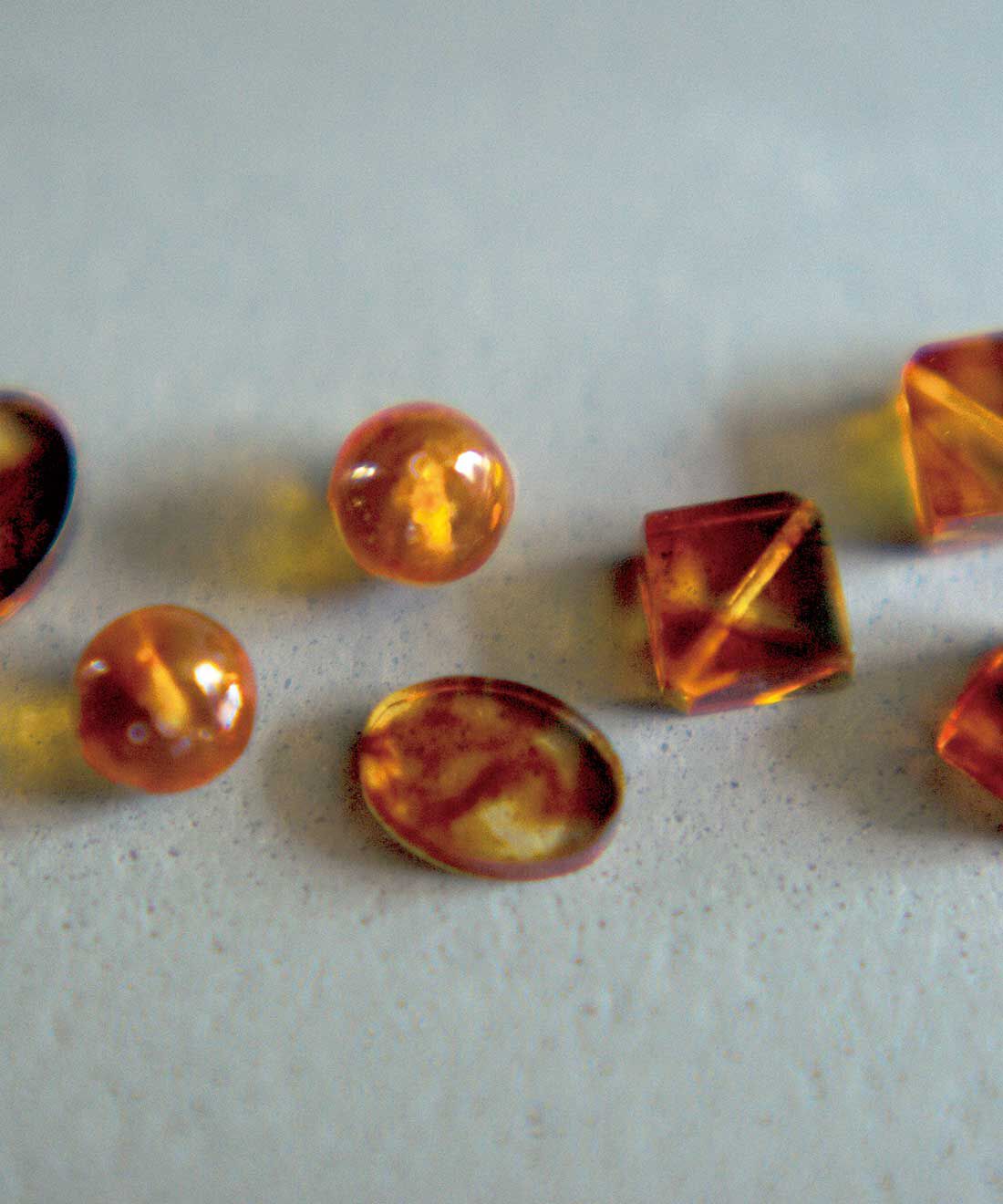 el:ment［エルメント］|el:ment　いにしえの光を閉じ込めた　リファインド琥珀のリングにもなるイヤカフ〈片耳用〉の会|ひとつずつ異なる色や模様、形も魅力。