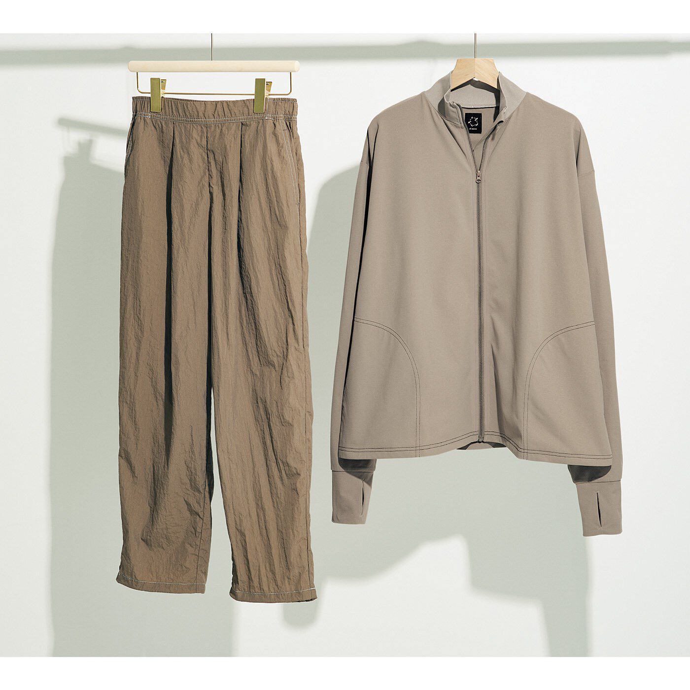 el:ment|el:ment　日常から水辺まで　ラッシュガード素材のハイネックフルジップジャケット〈UV対策/吸水速乾/抗菌防臭〉の会|ジャケットと合わせてコーディネートできるパンツ（CS-627-457）もおすすめです。