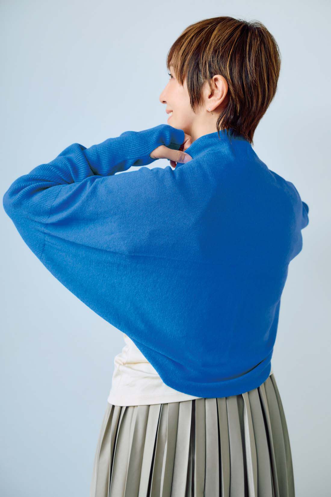 el:ment|大人の女史会×el:ment　ふわり羽衣心地 すっきり印象ボレロニットカーディガン〈UV対策〉の会|アーム部分は細めのリブ仕様ですっきり見え。日差しが気になる首の後ろもしっかりカバー。サムホール付きで、手の甲まですっぽり。