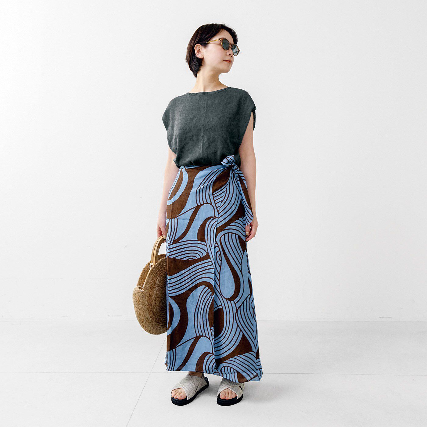 SAANA JA OLLI|サーナ ヤ オッリ　澄んだ空気をまとう軽やかさ　オーガニックコットン100％のニットベスト〈インクネイビー〉|さらりと1枚でトップスとしても。スタッフ 身長：157cm/トップスMサイズ着用※写真はイメージです。お届けするカラーとは異なります。