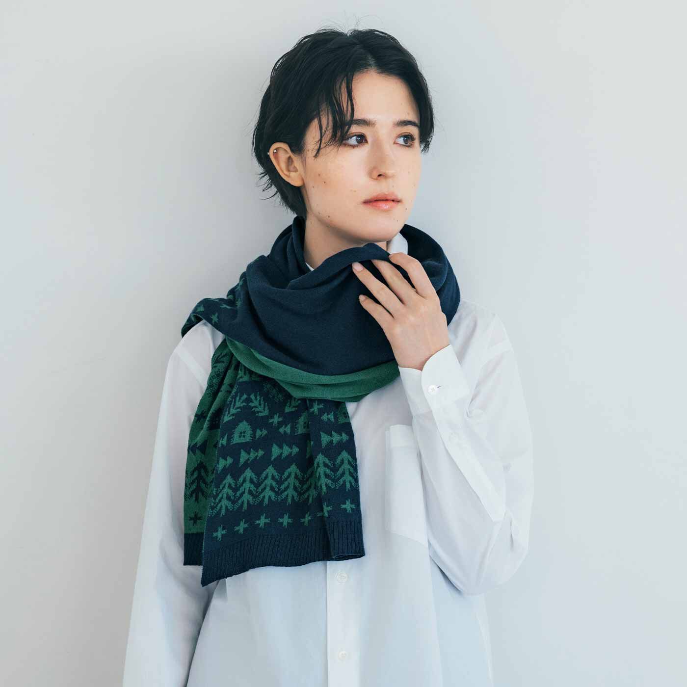 SAANA JA OLLI|サーナ ヤ オッリ フィンランドの森をまとう 両面使えるコットン100％の軽くてやわらか ニットベストストール〈ネイビーブルー×フォレストグリーン〉|ストールにも。