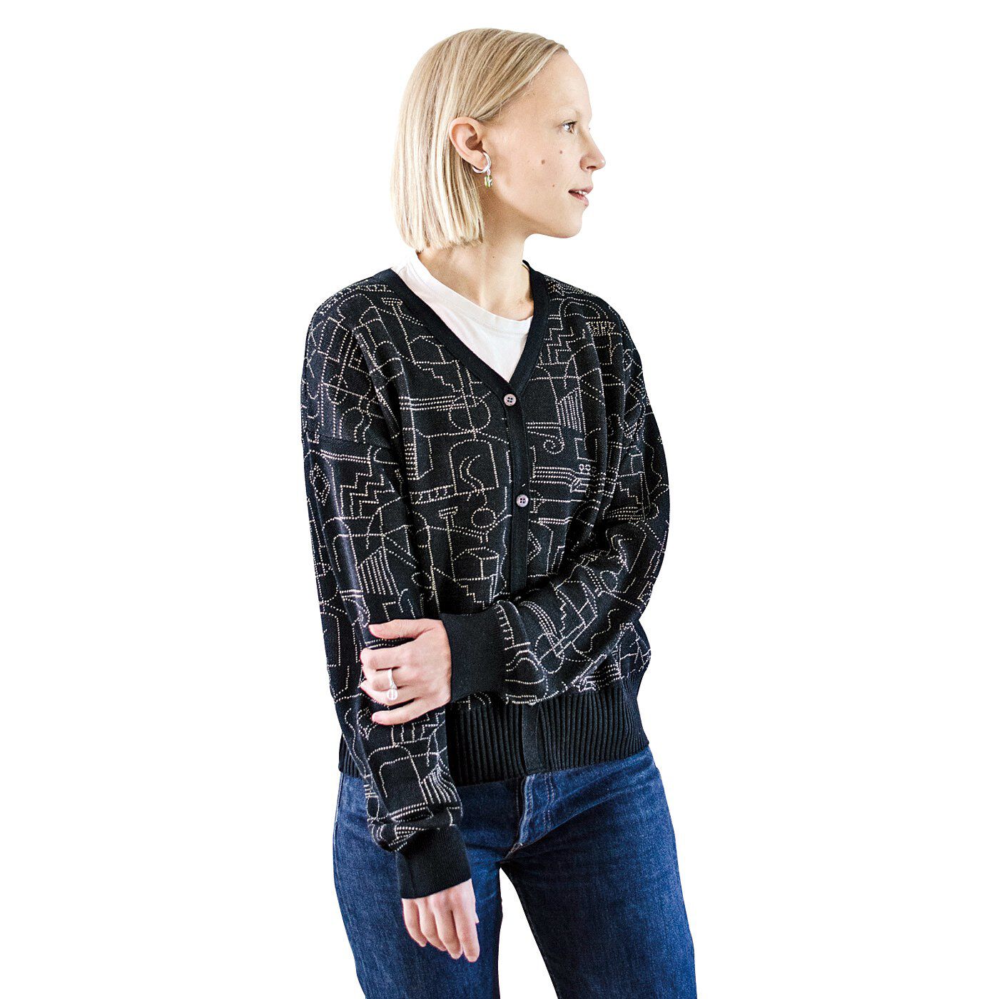 SAANA JA OLLI [サーナヤオッリ]|サーナ ヤ オッリ　定番のVネックにアートをひとさじ　ロングシーズン活躍する　ニットカーディガンの会|ボタンを閉じて、プルオーバー風にも。