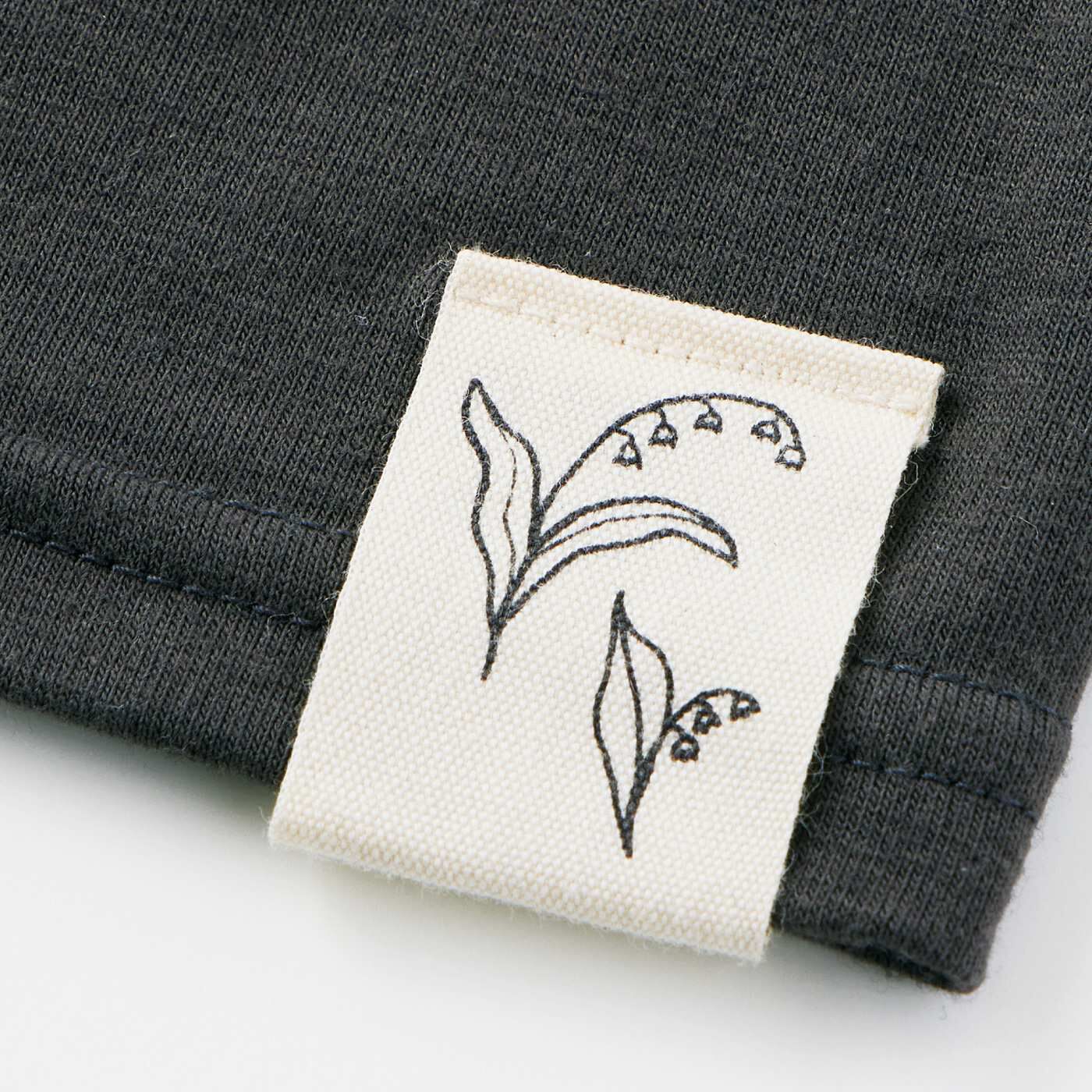 SAANA JA OLLI [サーナヤオッリ]|サーナ ヤ オッリ　隠れメッシュでむれにくく快適なコットン混レギンス〈UV対策/チャコールグレー〉|PATTERN／Lily of the Valley　足もとのタグにはフィンランドで愛される、スズランの柄入り。