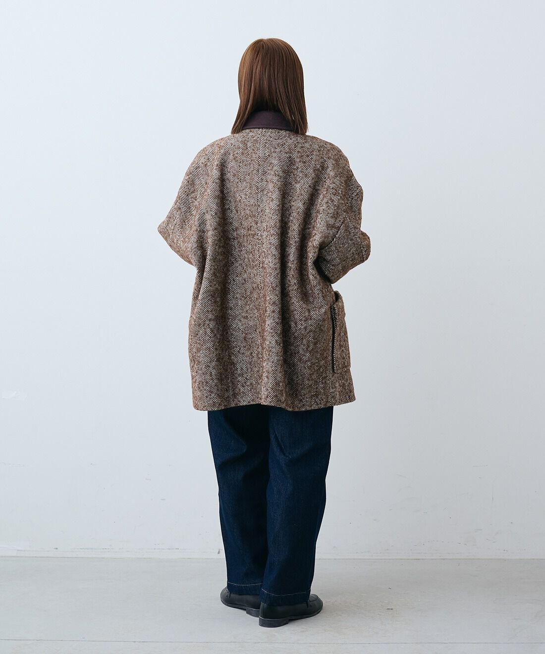 Live in  comfort|栞里ちゃん 異素材 ミドル コート ダークブラウン 茶色と切り替えデザインで着映え洗えるニット〈ブルー〉とゆったり裏ボアワイドパンツ〈ＢＬ〉リブインのコーディネート