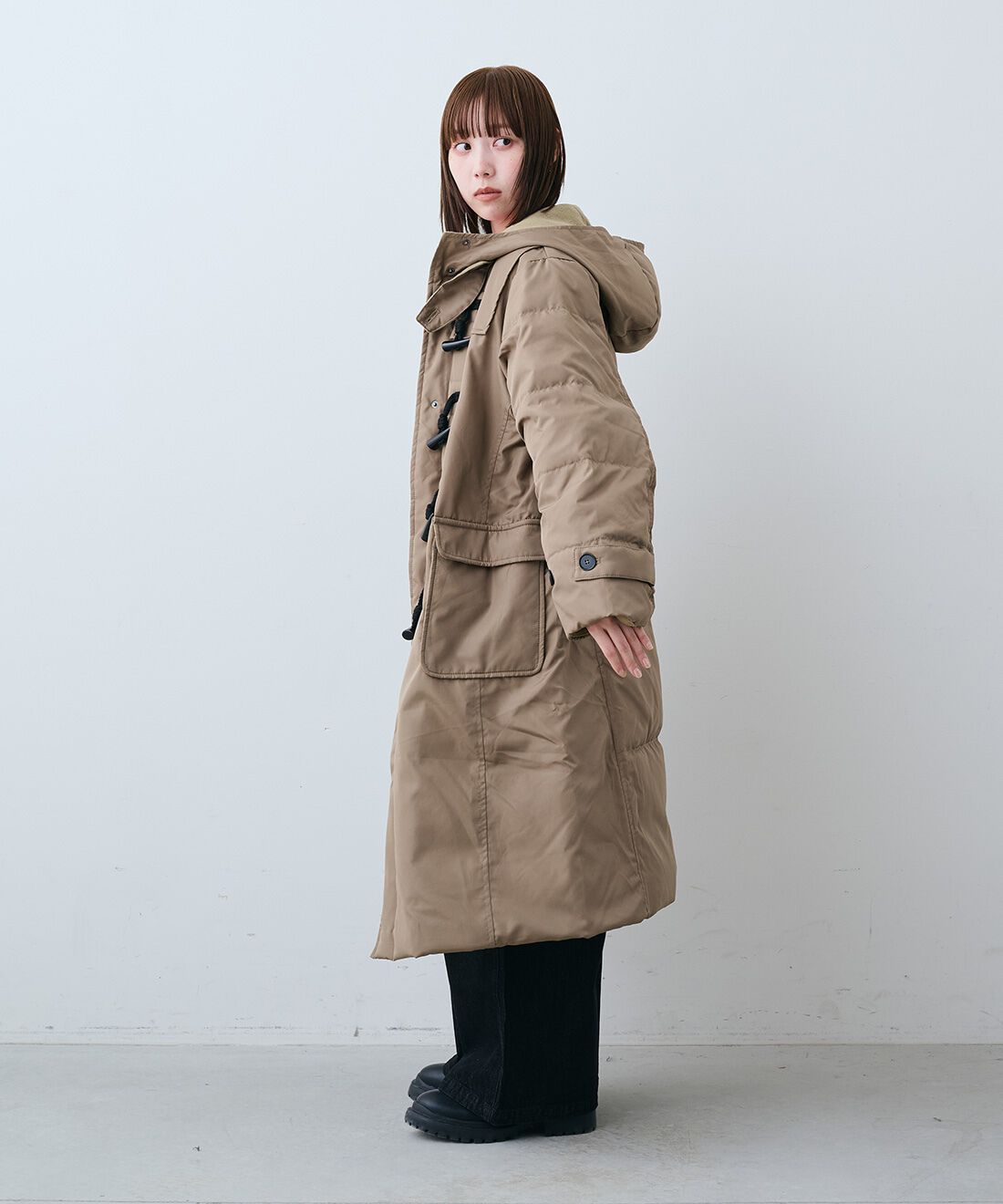 Live in  comfort|くぼっち★ 撥水 ロング ダッフル ダウン コート カフェオレベージュ ブラウン 茶色と切り替えデザインで着映え洗えるニット〈ピンク〉のコーディネート