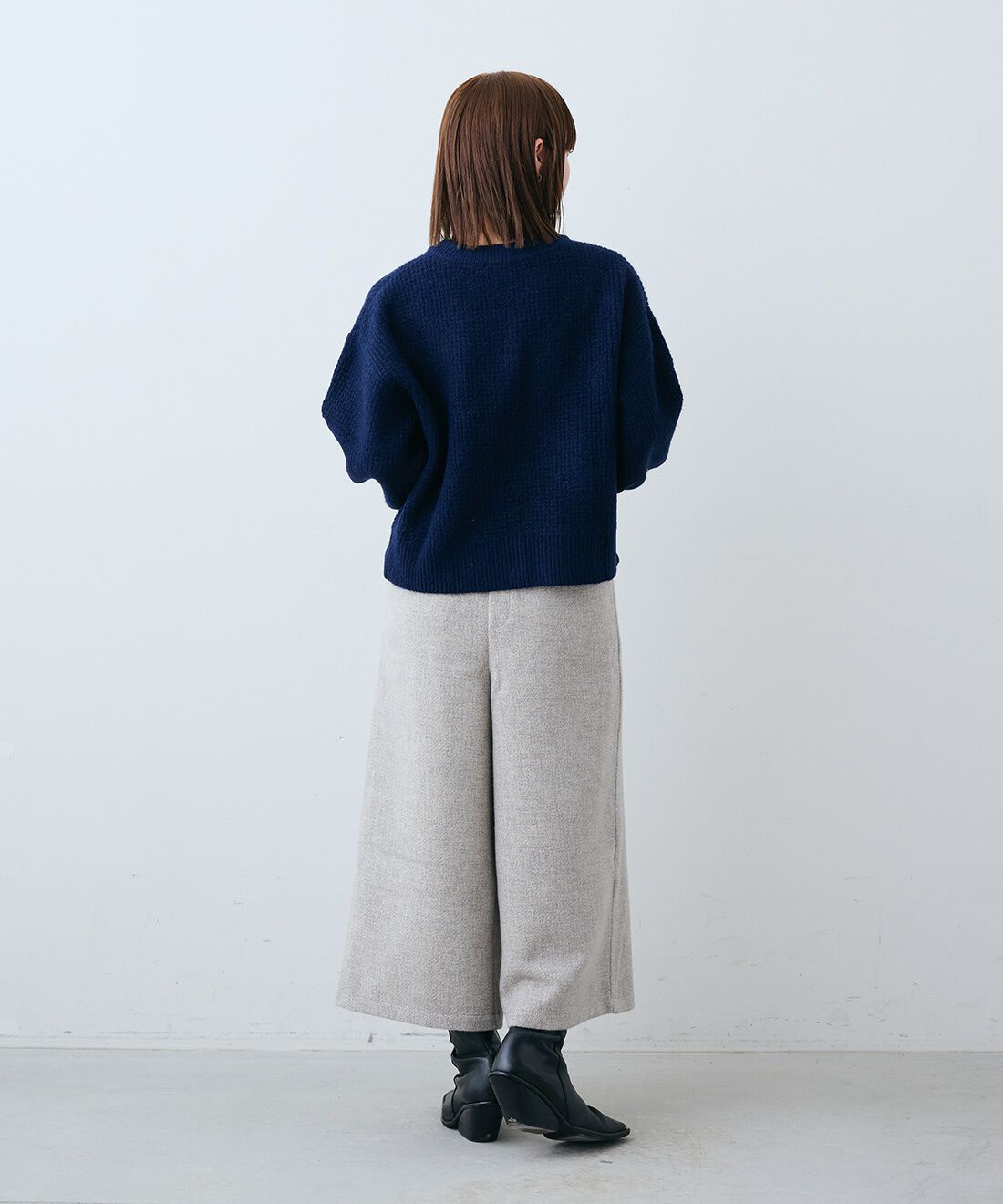 ウールライク素材のクロップド丈ワイドパンツ〈グレー〉のコーディネート