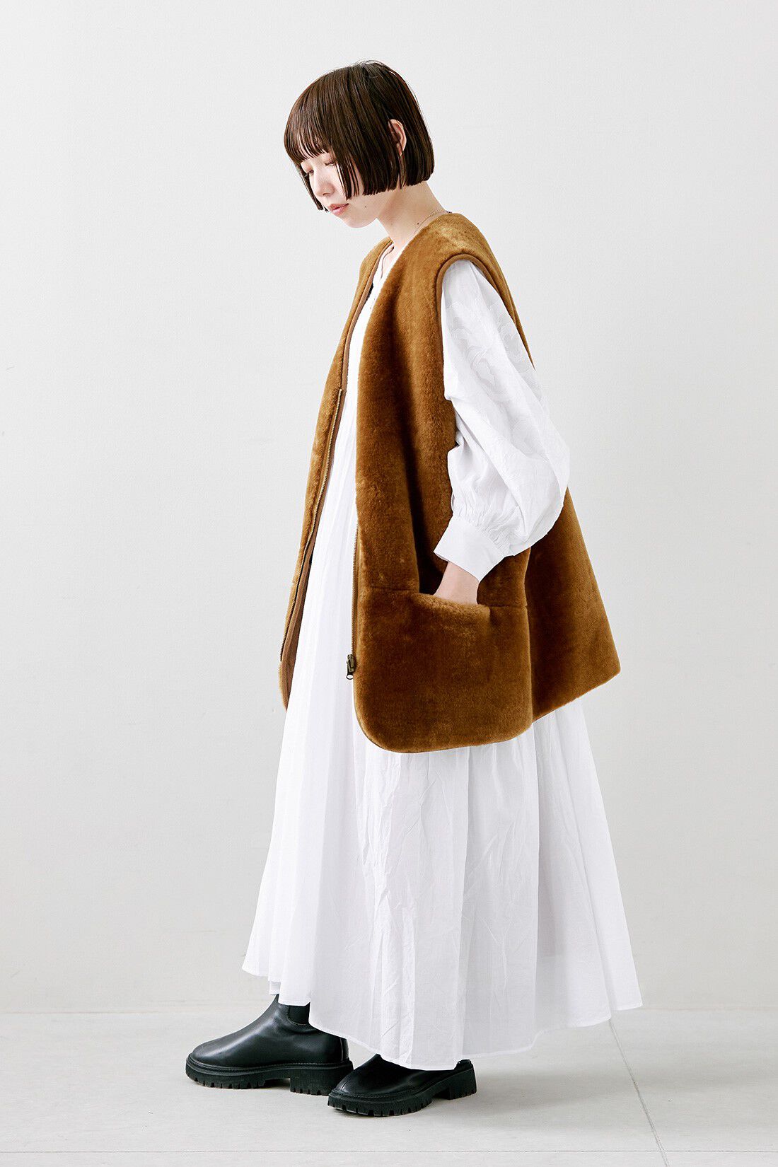 MEDE19F|【MADE IN INDIA COLLECTION】モチーフ刺しゅうコットンワンピース〈ホワイト〉のコーディネート|【着用サイズ】ベスト：M　ワンピース：１（MP〜LP）