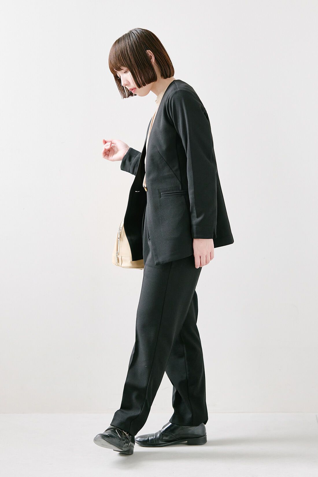 IEDIT|帯電防止加工 純黒素材 裏微起毛 バレエフィット（R） パンツ〈ブラック〉のコーディネート|【着用サイズ】ジャケット：SP　トップス：S　パンツ：SP