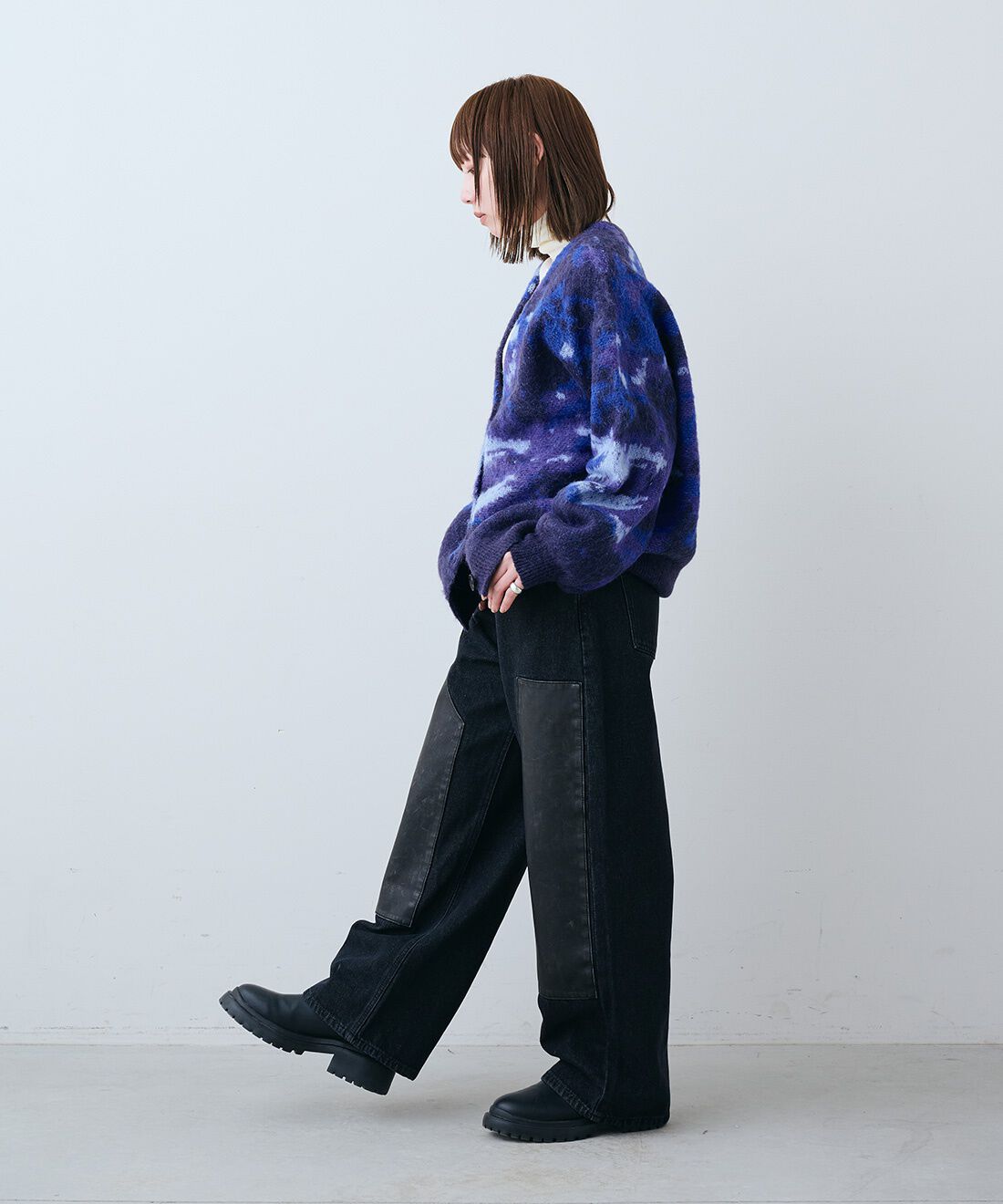 MEDE19F [メデ・ジュウキュウ]|綿 タートルニットの会と合皮パッチ ダブルニーパンツ〈ブラック〉のコーディネート