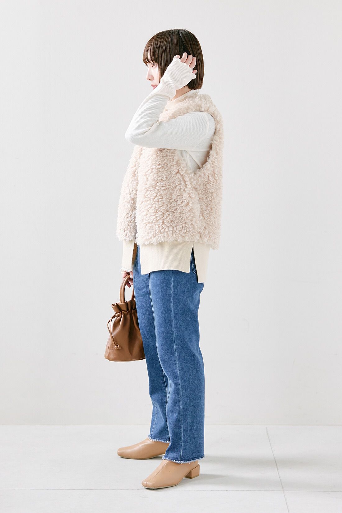 IEDIT［イディット］|異素材遣いのカーリーフェイクファーベスト〈ライトベージュ〉とメロウで華やぎ　綿混タートルネックリブインのコーディネート|【着用サイズ】ベスト：S　トップス：S　パンツ：SP