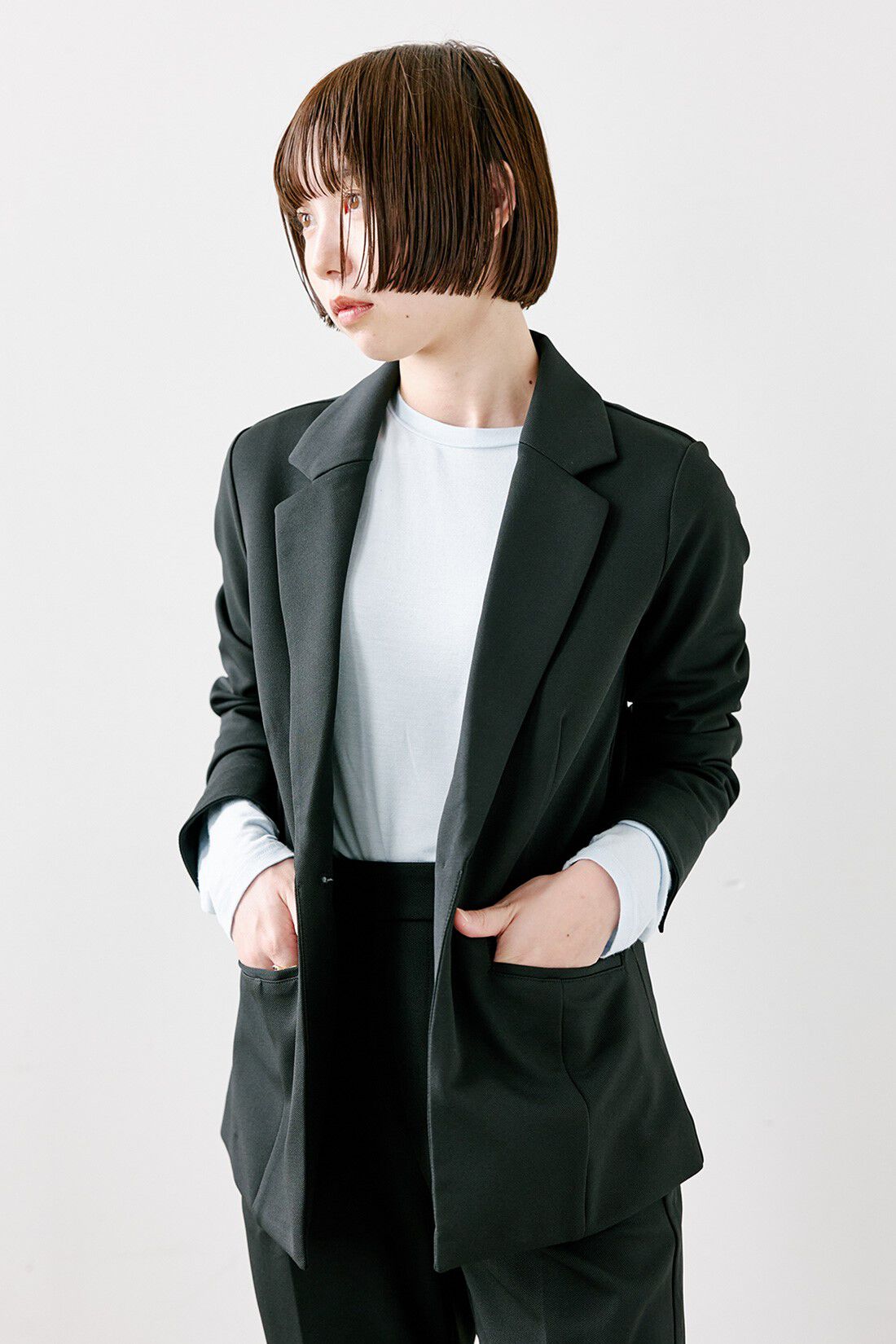 THREE FIFTY STANDARD|花粉リリース＆UVケア 純黒素材 バレエフィットR ジャケット〈黒〉と花粉リリース UVケア 純黒素材 バレエフィットRパンツ〈黒〉のコーディネート|【着用サイズ】ジャケット：SP　トップス：M　パンツ：SP