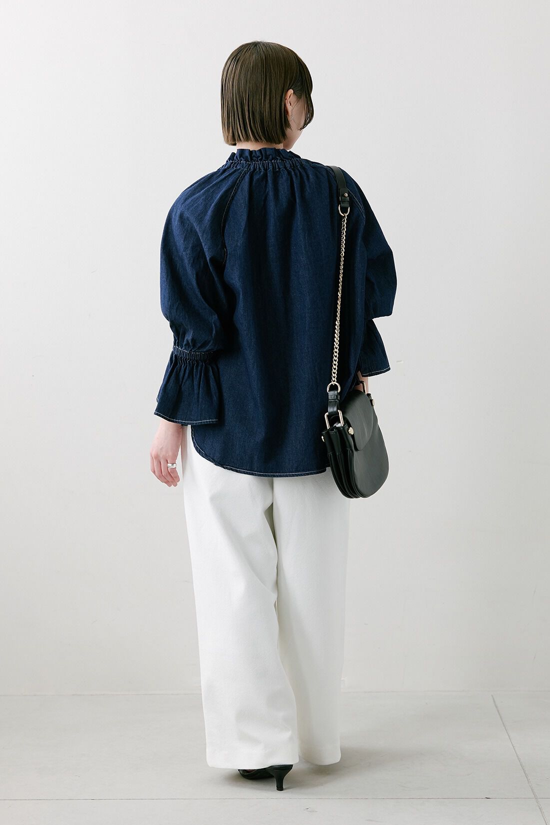 IEDIT|フリルネック 顔まわり華やぐ キャンディースリーブ デニム ブラウス 〈ネイビー〉のコーディネート