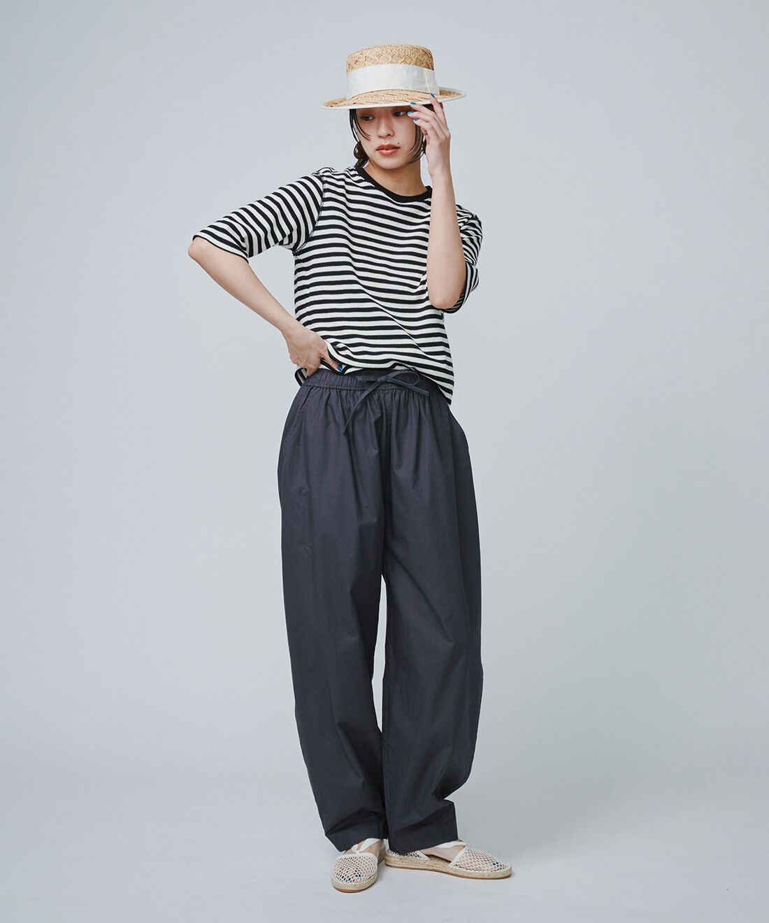 Live in  comfort|UVカット＆吸汗速乾機能のすっきり見えぷっかりバレルパンツ〈チャコールグレー〉のコーディネート