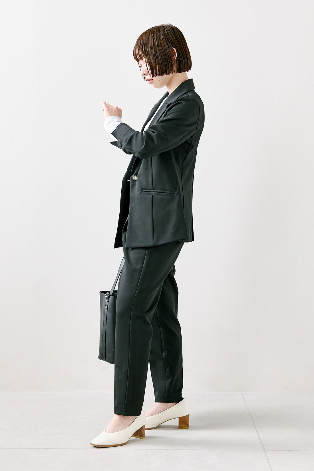 THREE FIFTY STANDARD|花粉リリース＆UVケア 純黒素材 バレエフィットR ジャケット〈黒〉と花粉リリース UVケア 純黒素材 バレエフィットRパンツ〈黒〉のコーディネート|【着用サイズ】ジャケット：SP　トップス：M　パンツ：SP