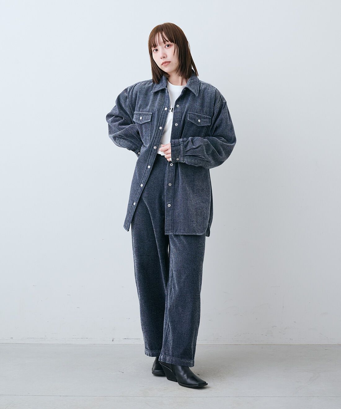 Live in  comfort|両面起毛で着心地やわらかシェニール デニム ジャケット〈インディゴ〉と一枚で着てサマになるオーガニックコットン ロゴ Tシャツのコーディネート