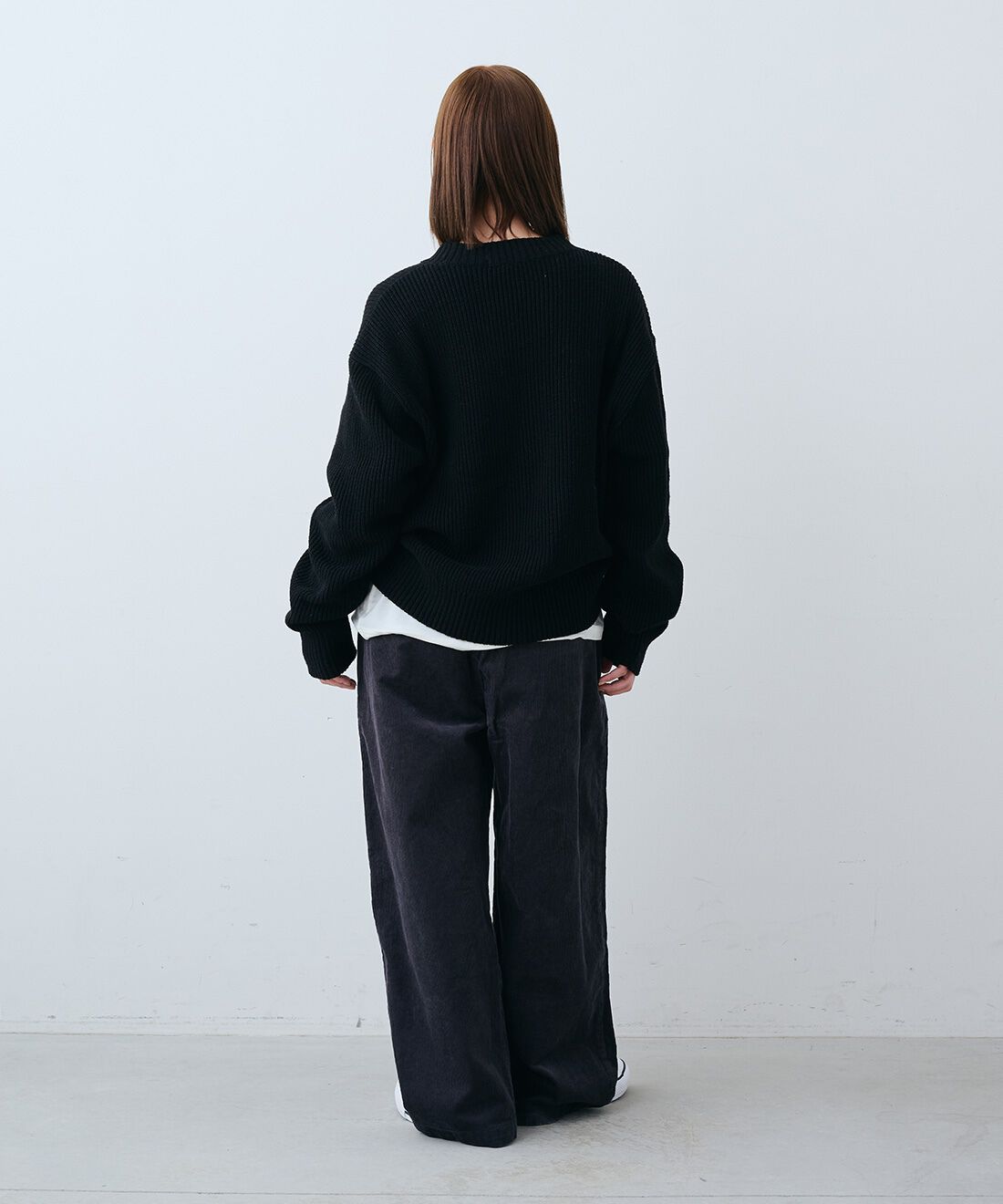 THREE FIFTY STANDARD［スリーフィフティースタンダード］|日本製リサイクル素材ニットセーター〈ブラック〉とさらっとした肌触りのウール混Tシャツのコーディネート