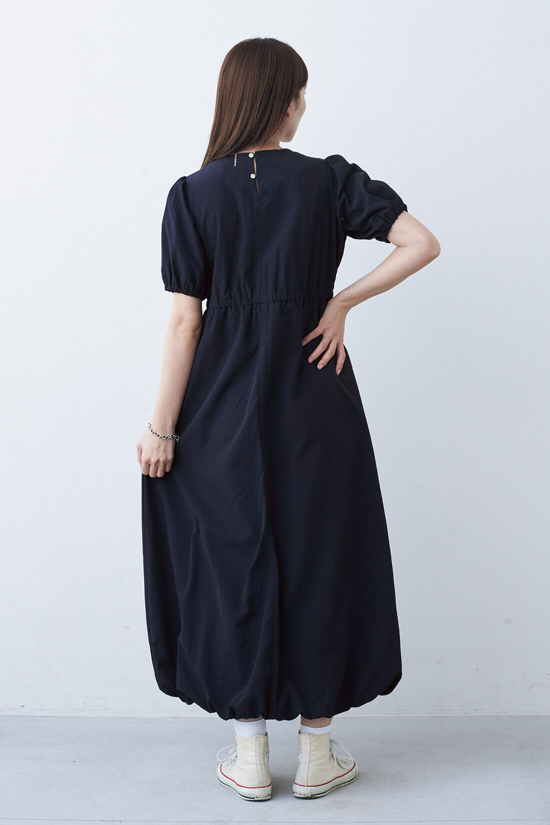 フェリシモファッションニュース|バルーンヘムワンピース〈ネイビー〉|モデル身長：168cm　Mサイズ着用