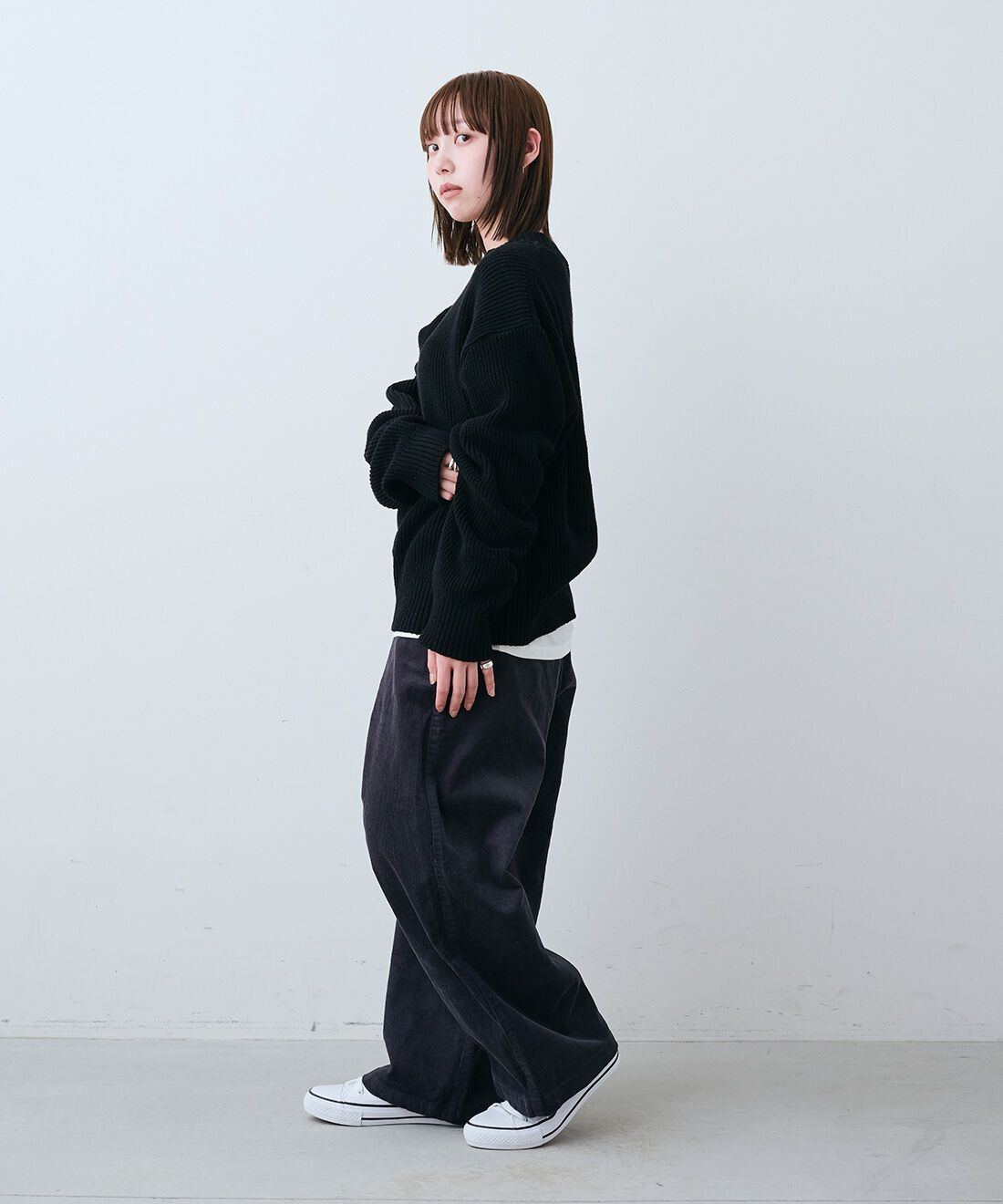 THREE FIFTY STANDARD［スリーフィフティースタンダード］|日本製リサイクル素材ニットセーター〈ブラック〉とさらっとした肌触りのウール混Tシャツのコーディネート