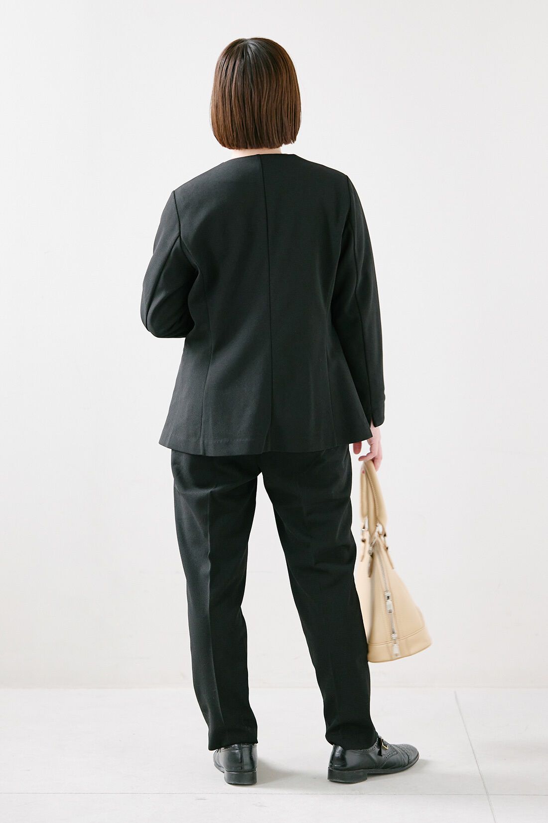 IEDIT|帯電防止加工 純黒素材 裏微起毛 バレエフィット（R） パンツ〈ブラック〉のコーディネート|【着用サイズ】ジャケット：SP　トップス：S　パンツ：SP
