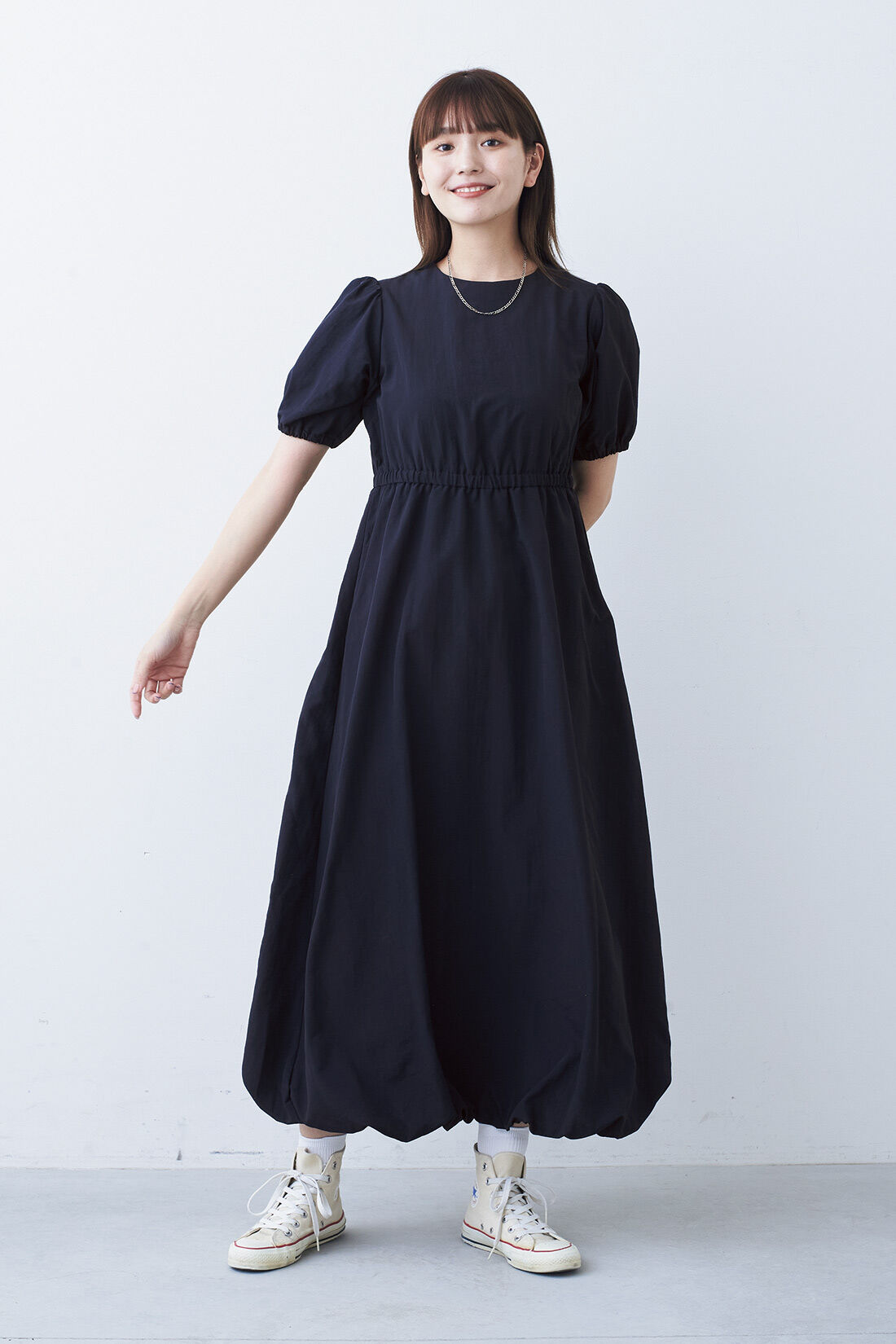 フェリシモファッションニュース|バルーンヘムワンピース〈ネイビー〉|モデル身長：168cm　Mサイズ着用