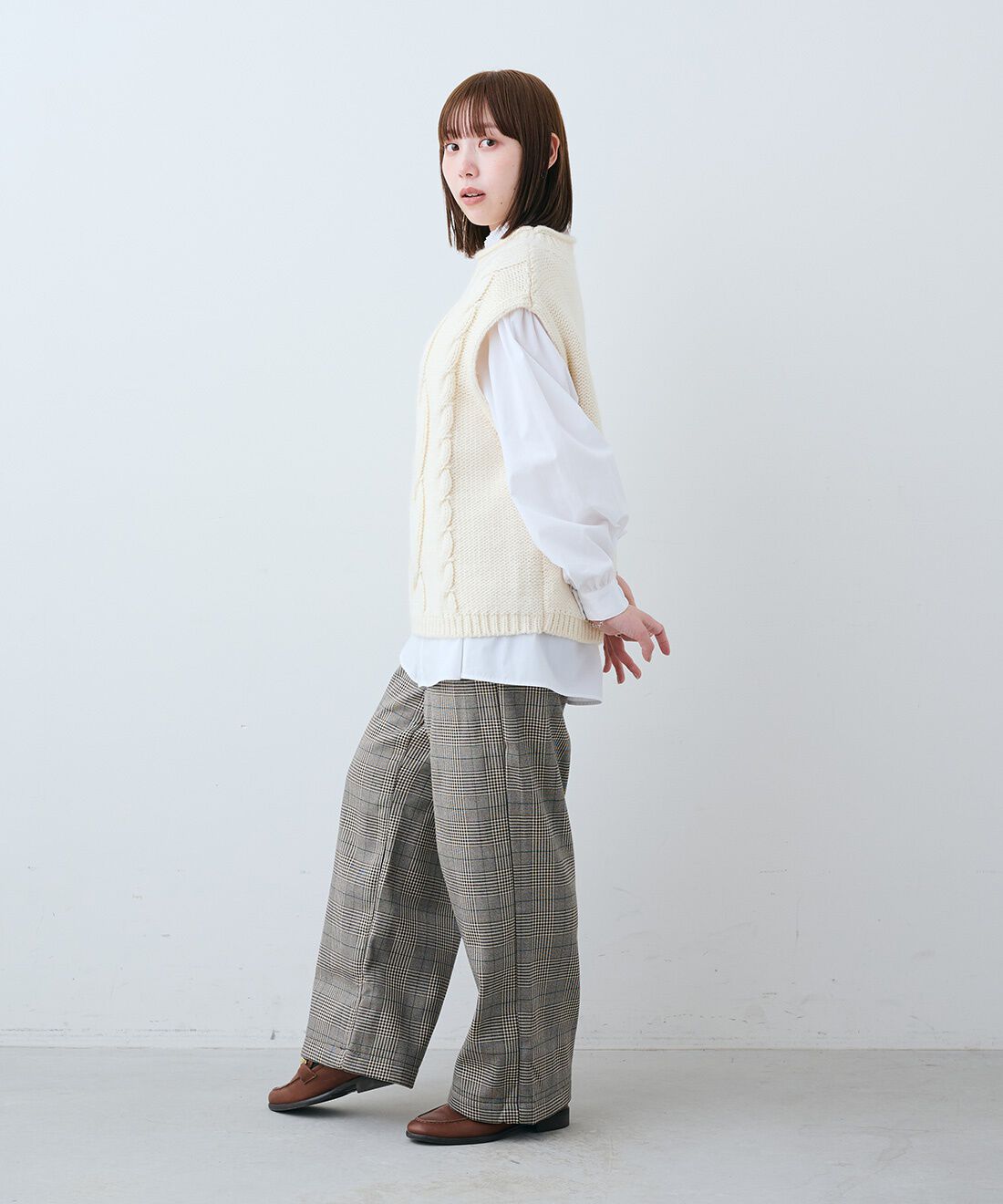 Live in  comfort|重ねるだけでコーデが完成 ざっくりニット ベスト〈アイボリー〉とぬくぬくしあわせな裏ボアライトチェック柄ワイドパンツ〈モカブラウン〉のコーディネート