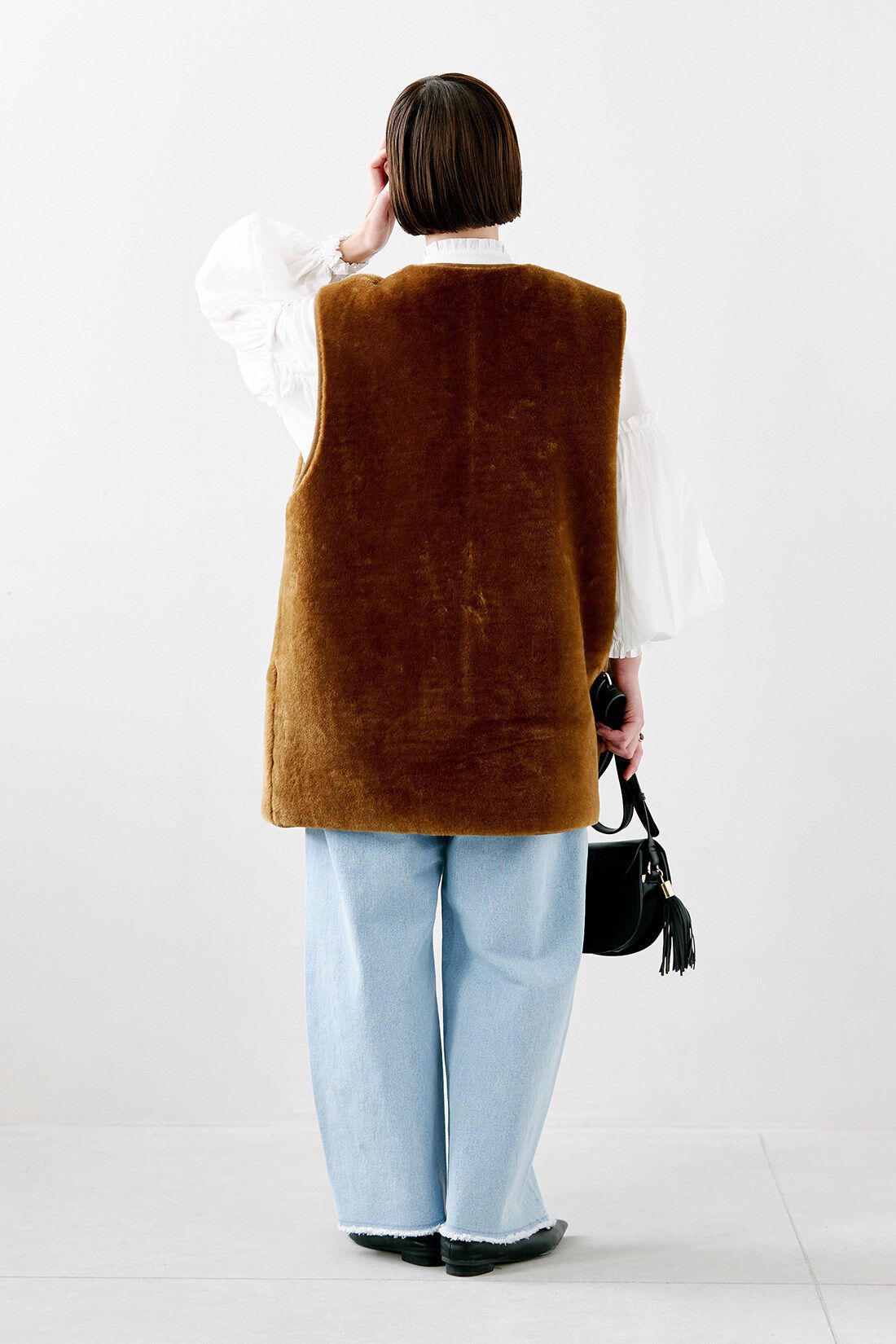 IEDIT［イディット］|リバーシブルフェイクファーベスト〈アンバーブラウン〉とコットン フリル ブラウス ホワイト 白のコーディネート|【着用サイズ】ベスト：M　トップス：S　パンツ：SP