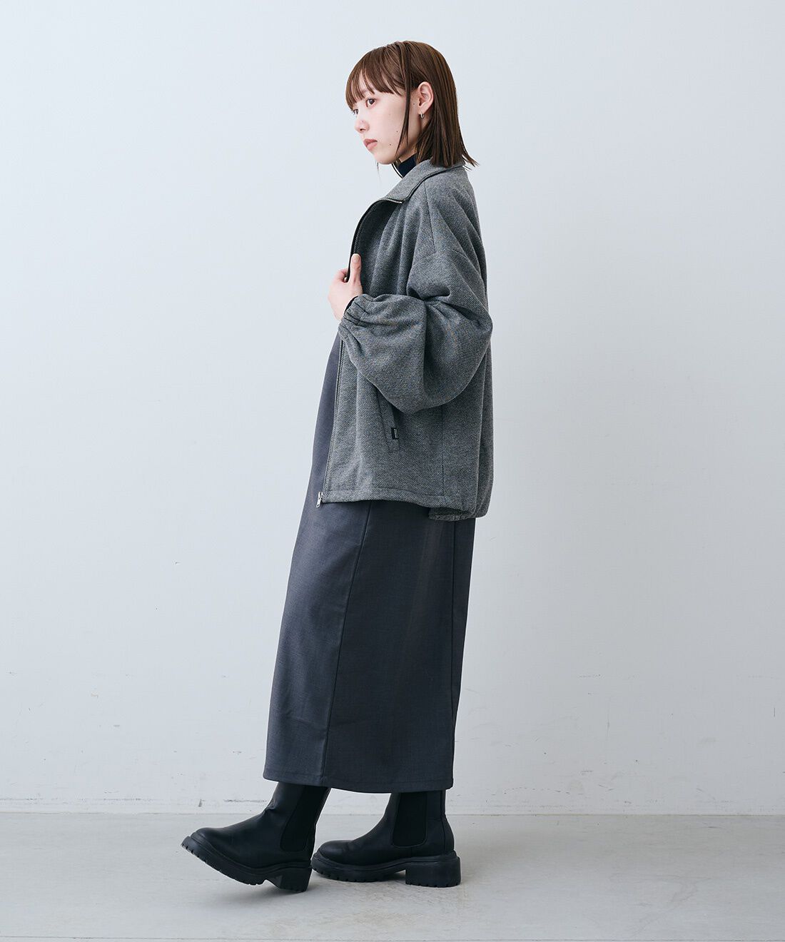 THREE FIFTY STANDARD［スリーフィフティースタンダード］|ヘリンボーン柄のブルゾン〈グレー〉とウールライクなVネック ジャンパースカート〈杢グレー〉のコーディネート