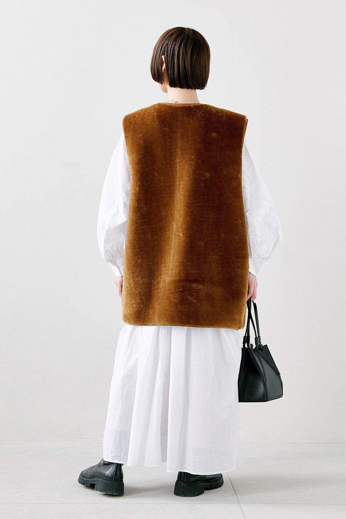 MEDE19F|【MADE IN INDIA COLLECTION】モチーフ刺しゅうコットンワンピース〈ホワイト〉のコーディネート|【着用サイズ】ベスト：M　ワンピース：１（MP〜LP）