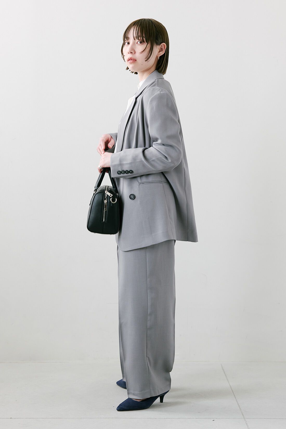 IEDIT|オケージョン遣い 前後ろ 2WAY のびやか カットソー ブラウス ホワイト 白と上品 大人 セミワイドパンツ 〈グレー〉のコーディネート