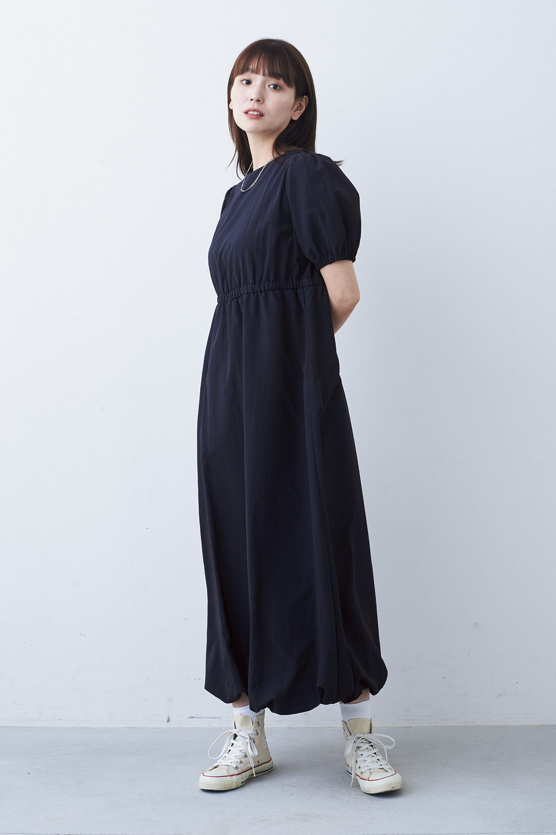 フェリシモファッションニュース|バルーンヘムワンピース〈ネイビー〉|モデル身長：168cm　Mサイズ着用