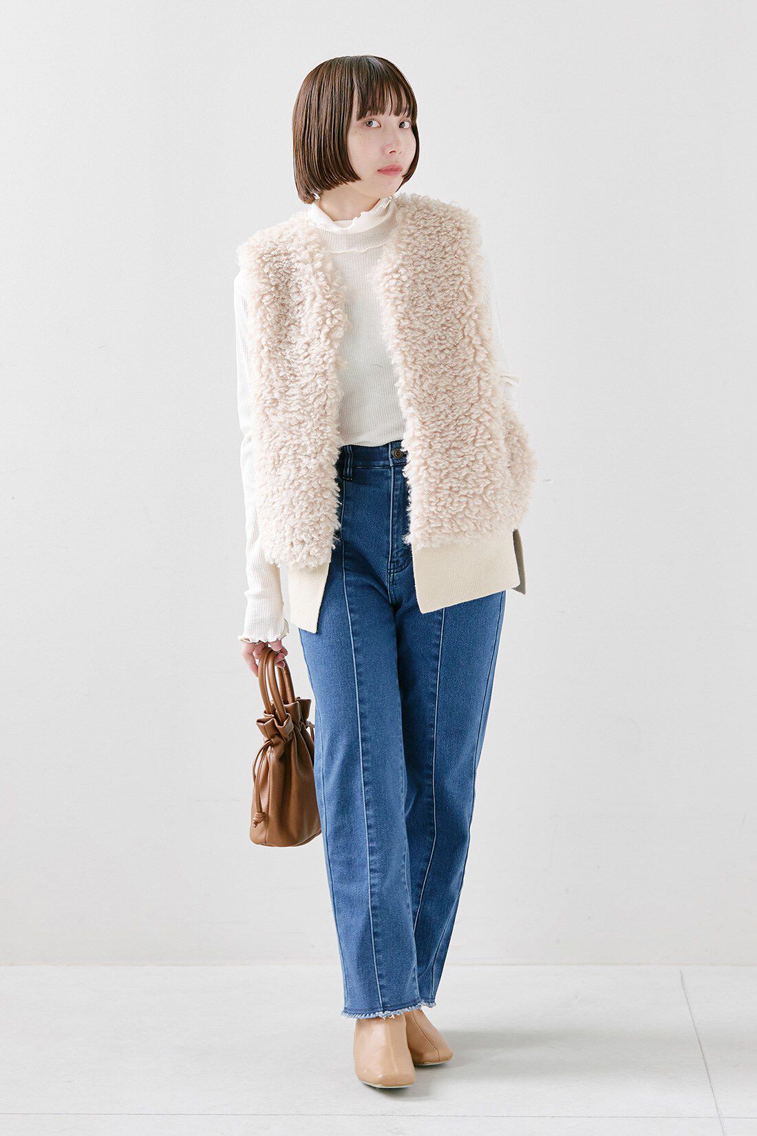 IEDIT［イディット］|異素材遣いのカーリーフェイクファーベスト〈ライトベージュ〉とメロウで華やぎ　綿混タートルネックリブインのコーディネート|【着用サイズ】ベスト：S　トップス：S　パンツ：SP