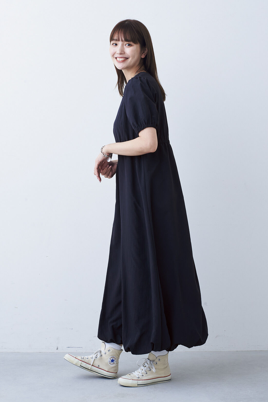 フェリシモファッションニュース|バルーンヘムワンピース〈ネイビー〉|モデル身長：168cm　Mサイズ着用