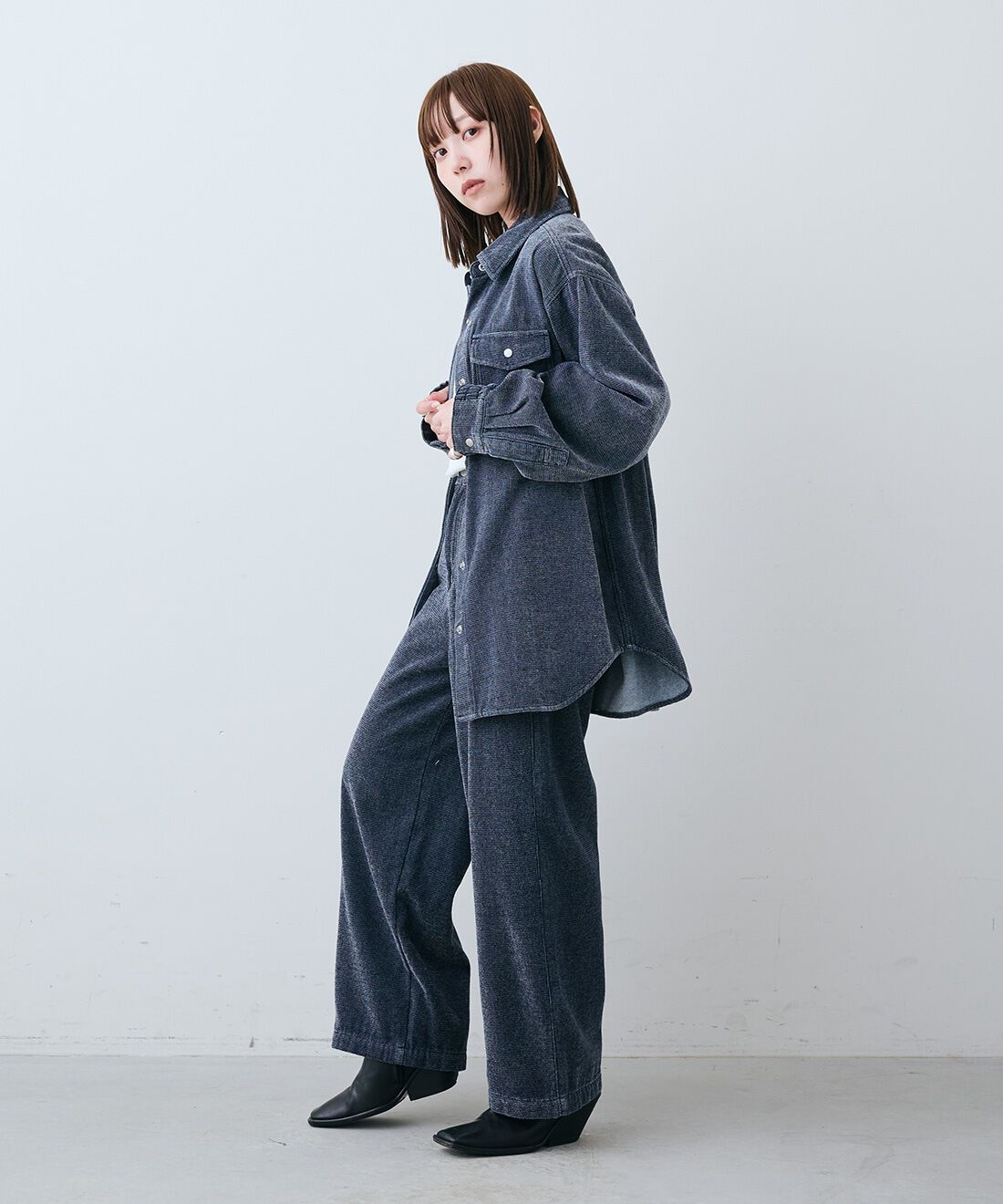 Live in  comfort|両面起毛で着心地やわらかシェニール デニム ジャケット〈インディゴ〉と一枚で着てサマになるオーガニックコットン ロゴ Tシャツのコーディネート