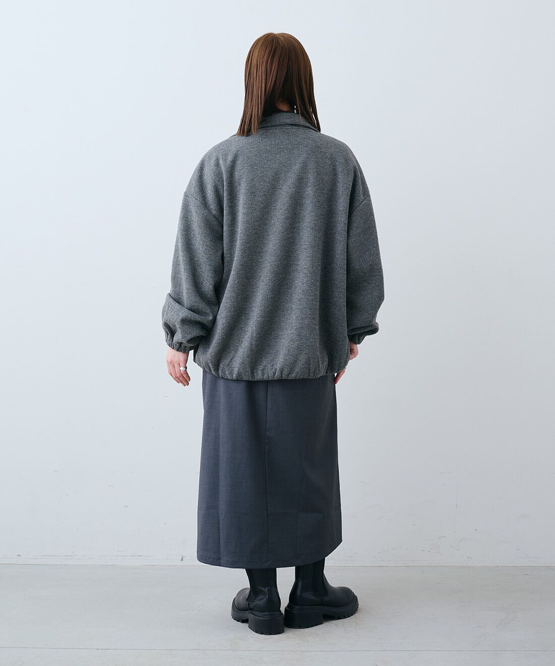 THREE FIFTY STANDARD［スリーフィフティースタンダード］|ヘリンボーン柄のブルゾン〈グレー〉とウールライクなVネック ジャンパースカート〈杢グレー〉のコーディネート