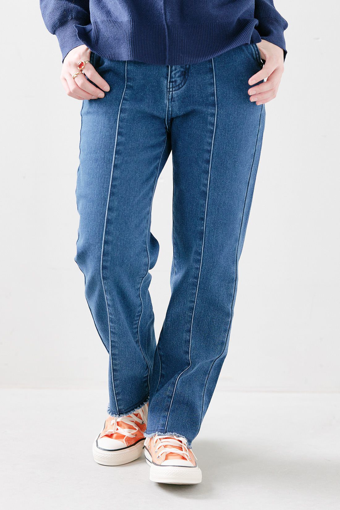 IEDIT［イディット］|異素材遣いのカーリーフェイクファーベスト〈ライトベージュ〉とメロウで華やぎ　綿混タートルネックリブインのコーディネート|【着用サイズ】パンツ：SP