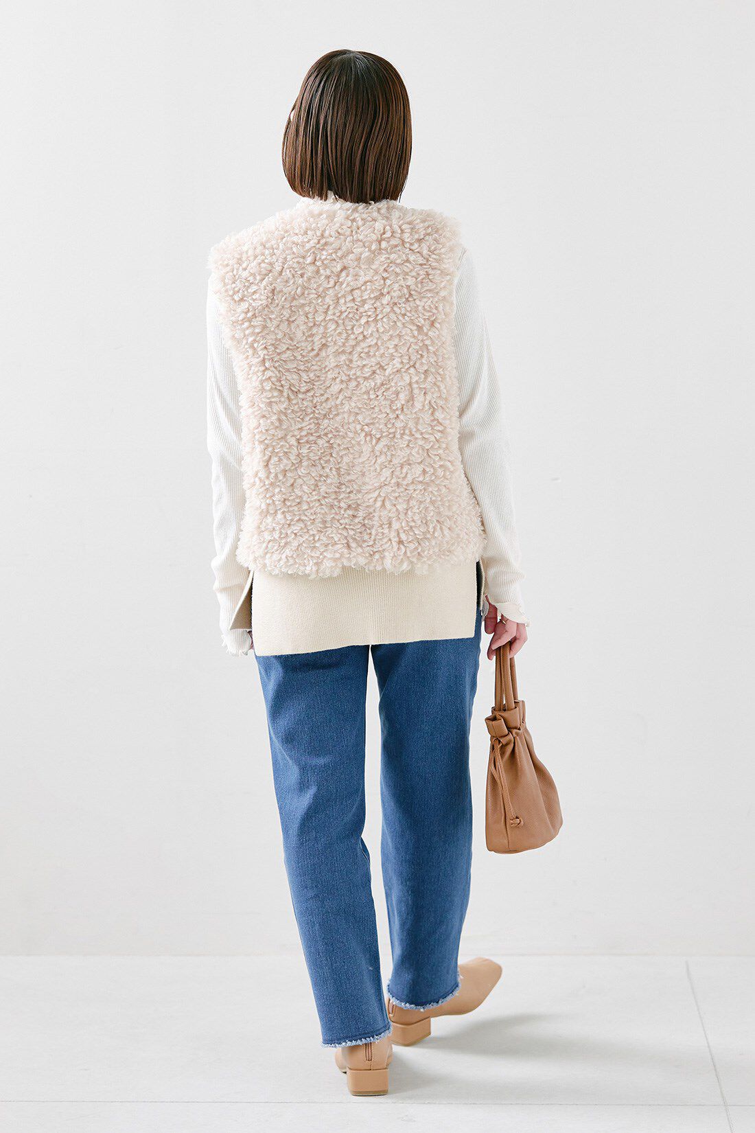 IEDIT［イディット］|異素材遣いのカーリーフェイクファーベスト〈ライトベージュ〉とメロウで華やぎ　綿混タートルネックリブインのコーディネート|【着用サイズ】ベスト：S　トップス：S　パンツ：SP